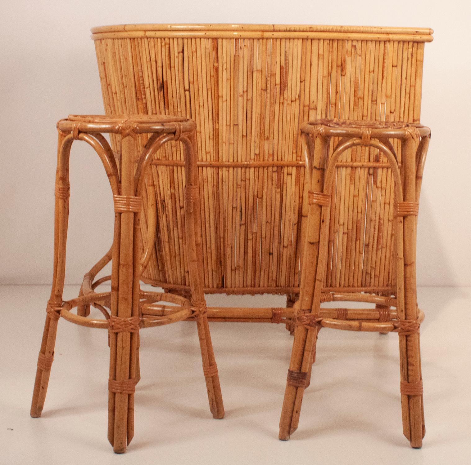 Cocktailbar aus Bambus aus der Mitte des Jahrhunderts und zwei Hocker, Spanien 1960er Jahre.