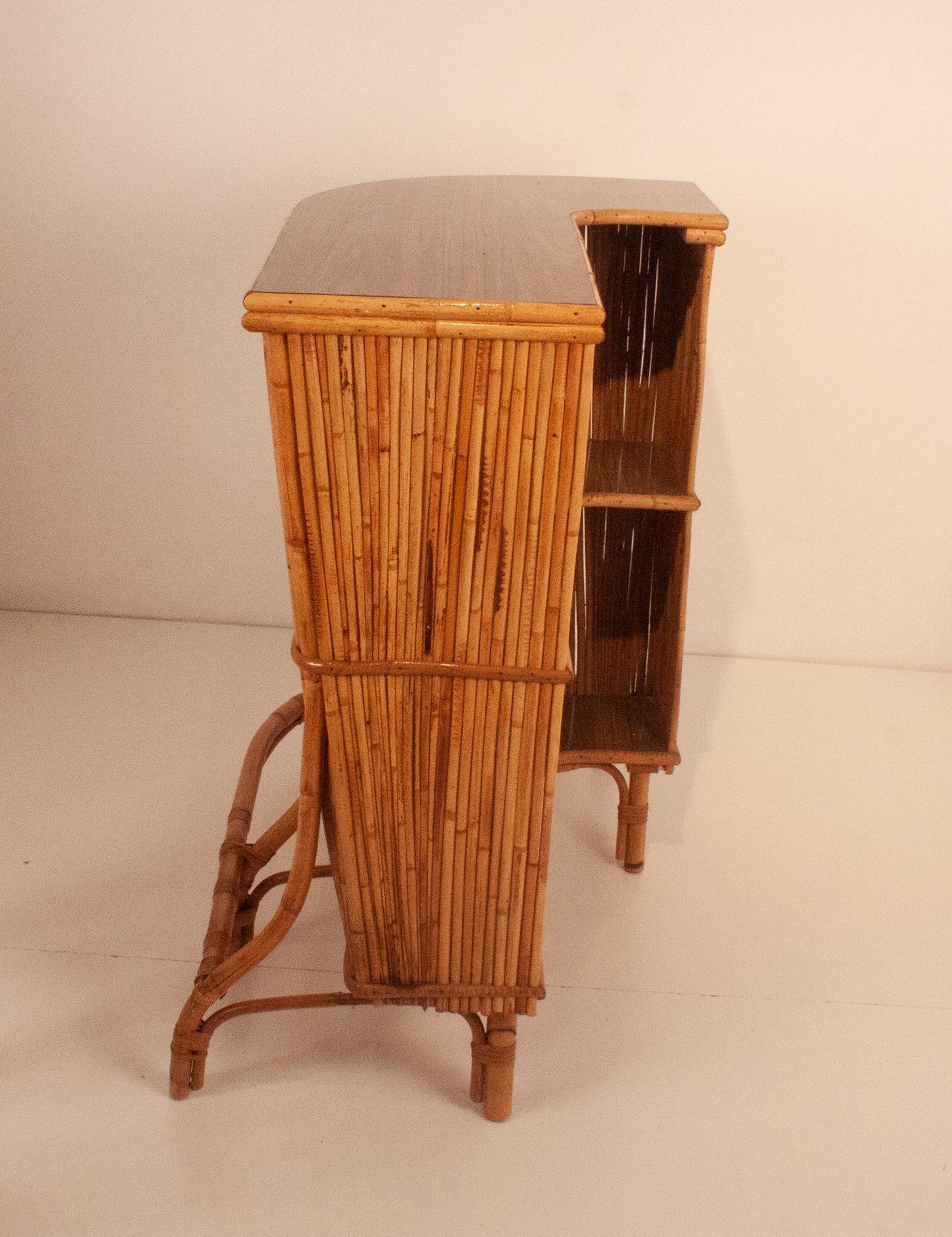 Bambus-Cocktailbar aus der Jahrhundertmitte und zwei Hocker, Spanien, 1960er Jahre im Zustand „Gut“ in Barcelona, Cataluna