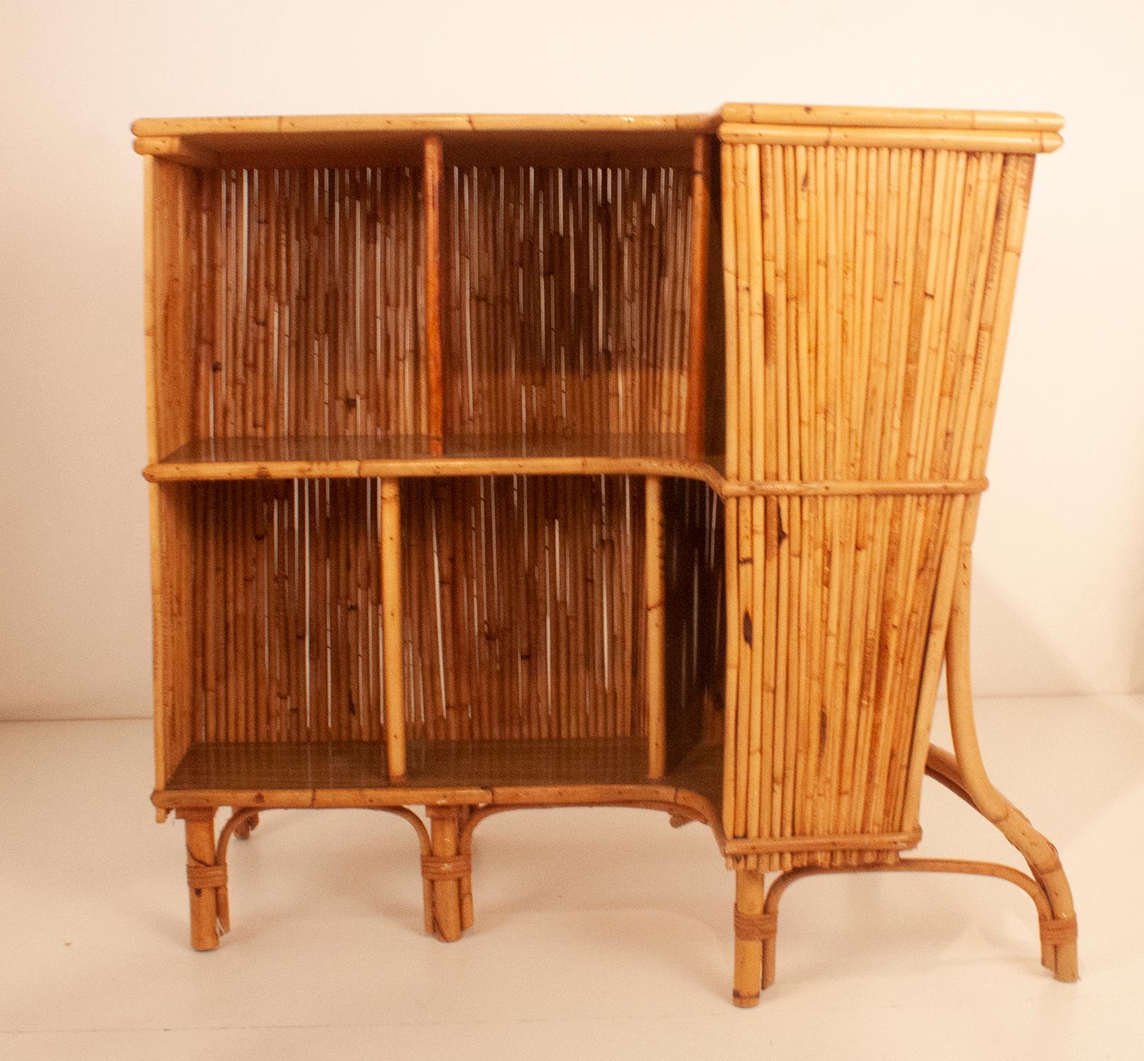 Bambus-Cocktailbar aus der Jahrhundertmitte und zwei Hocker, Spanien, 1960er Jahre (Mitte des 20. Jahrhunderts)