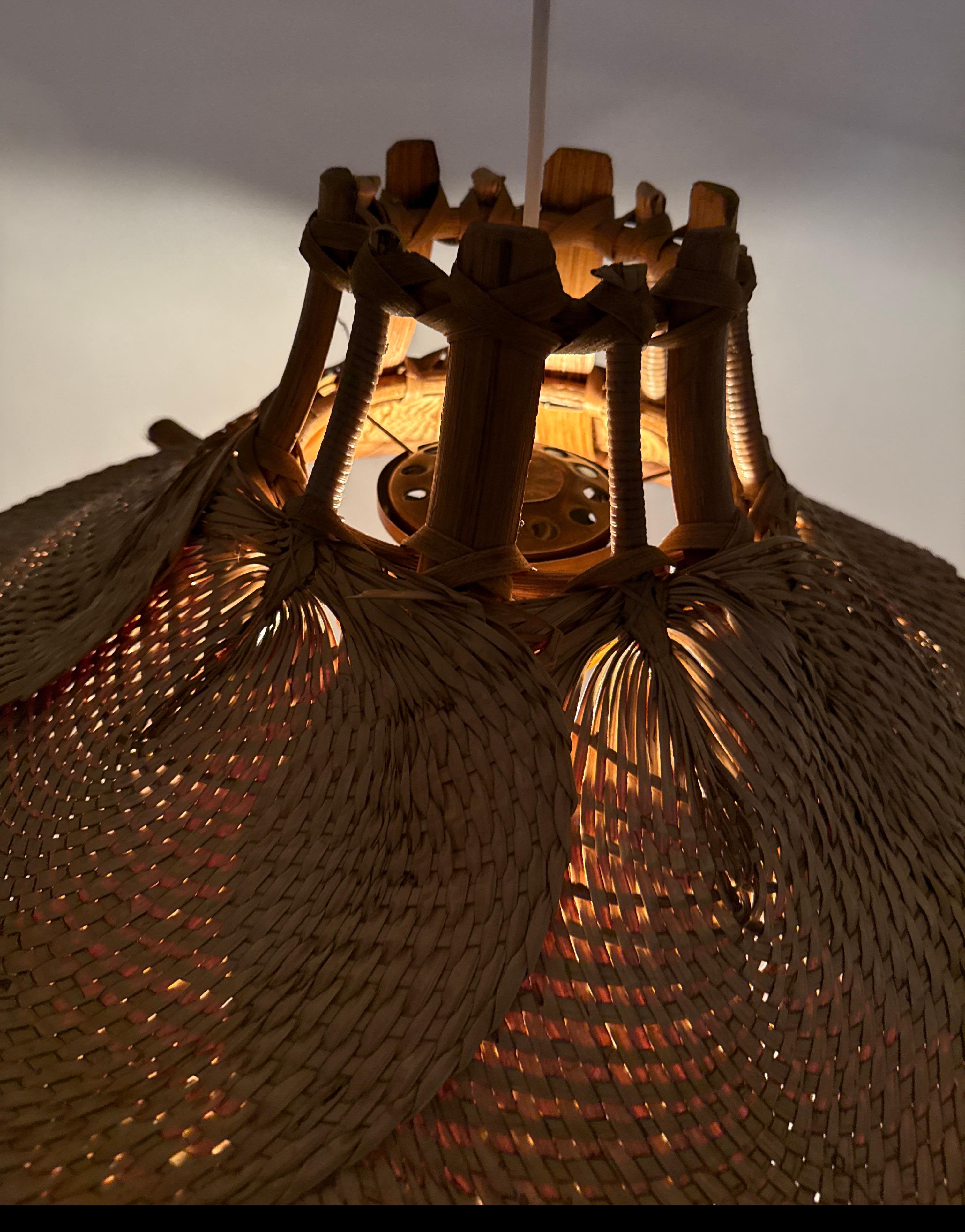 Questa lampada a ventaglio mozzafiato risale agli anni '70 ed è stata magistralmente realizzata a mano. Il design di questa lampada è particolarmente bello ed è particolarmente adatto a lampade basse, ad esempio sopra il tavolo da pranzo. Si