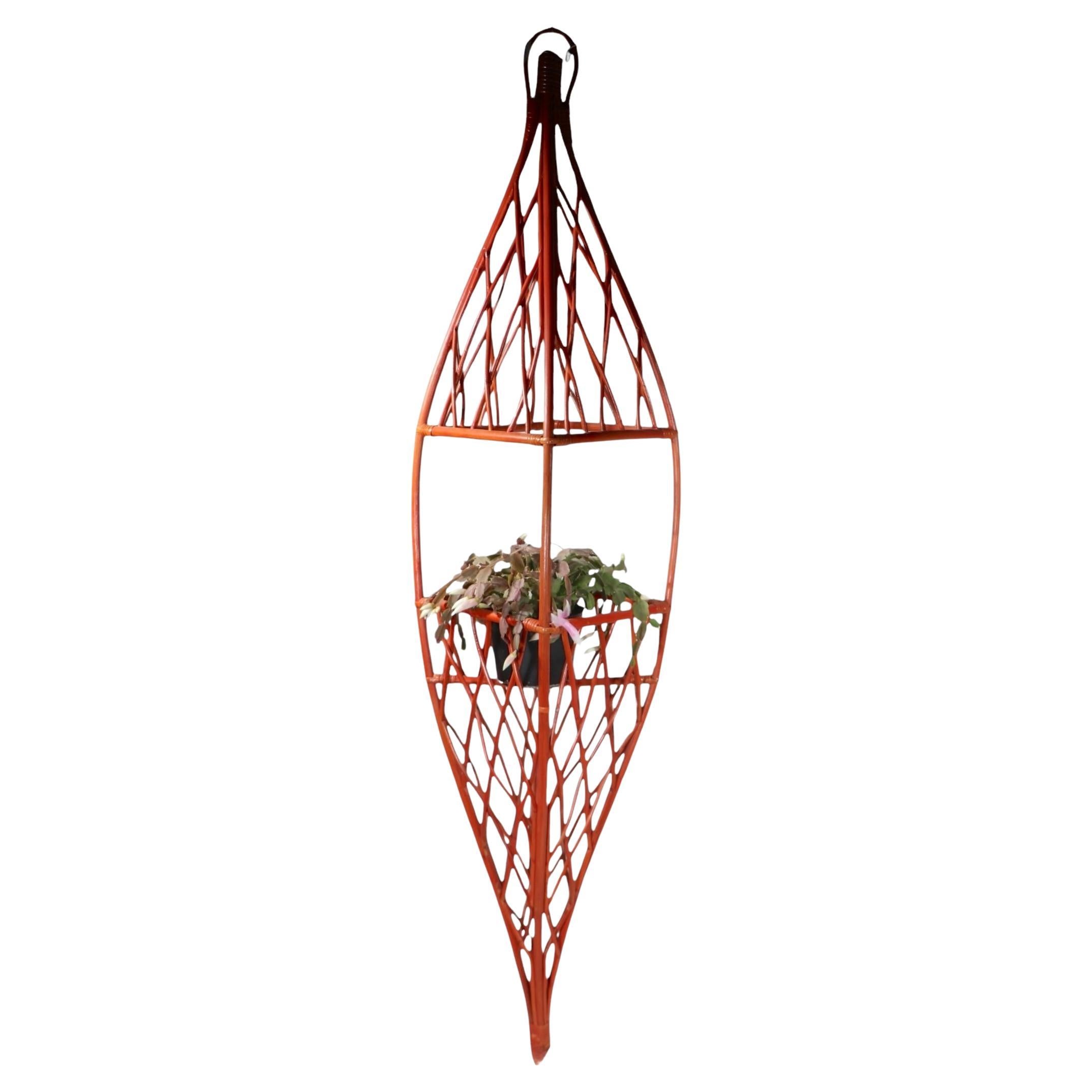 Fioriera sospesa in bambù dalla forma allungata, chic e divertente, con vernice originale arancione. La fioriera è in ottime condizioni e presenta solo una leggera usura estetica, normale e coerente con l'età. Attribuito a Henry Olko, questo