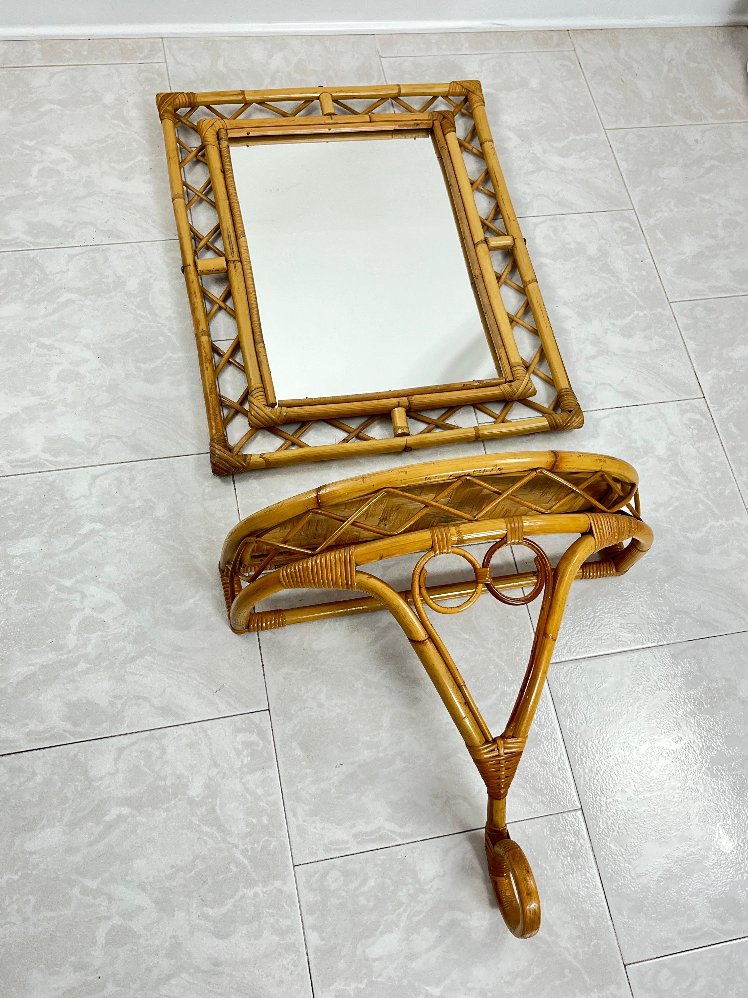 Mid-Century bamboo mirror and console attributed to Tito Agnoli, 1960s set of 2.
Intact and in good condition, small signs of aging.
The mirror is 63 cm high, 50 cm wide and 2 cm deep.
The console is 51 cm wide, 26 cm deep and 50 cm high.

 Tito