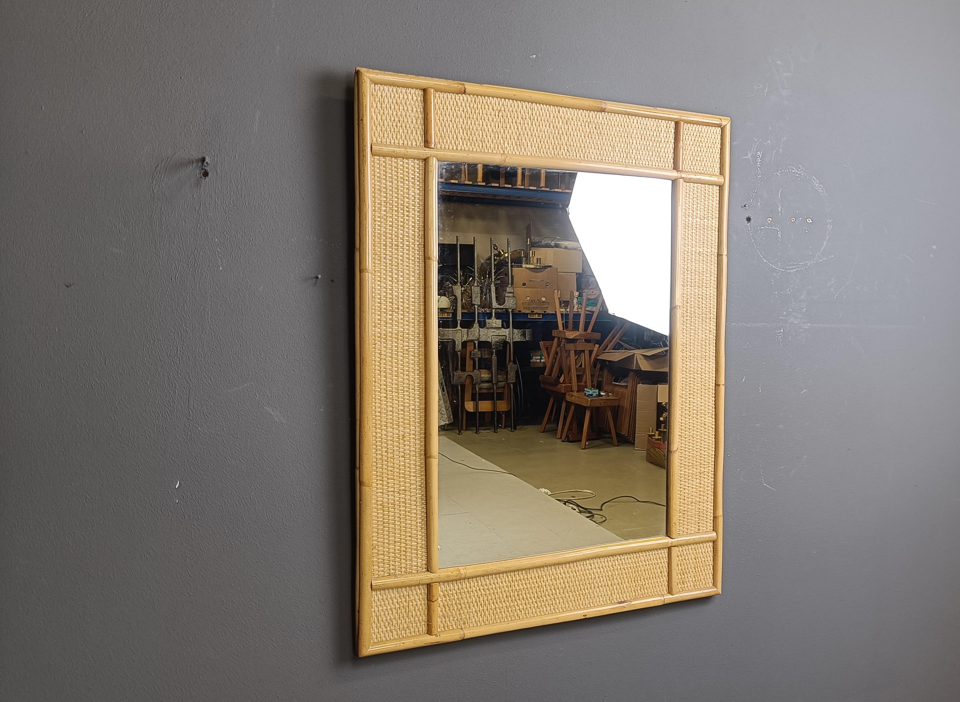 Specchio bohémien in bambù e rattan dell'azienda italiana Dal Vera.

Questo specchio in bambù pesante e di alta qualità è molto affascinante e decorativo.

anni '60 - Italia

Buone condizioni.

Dimensioni:
Altezza: 83 cm
Larghezza: 62 cm

Rif.:
