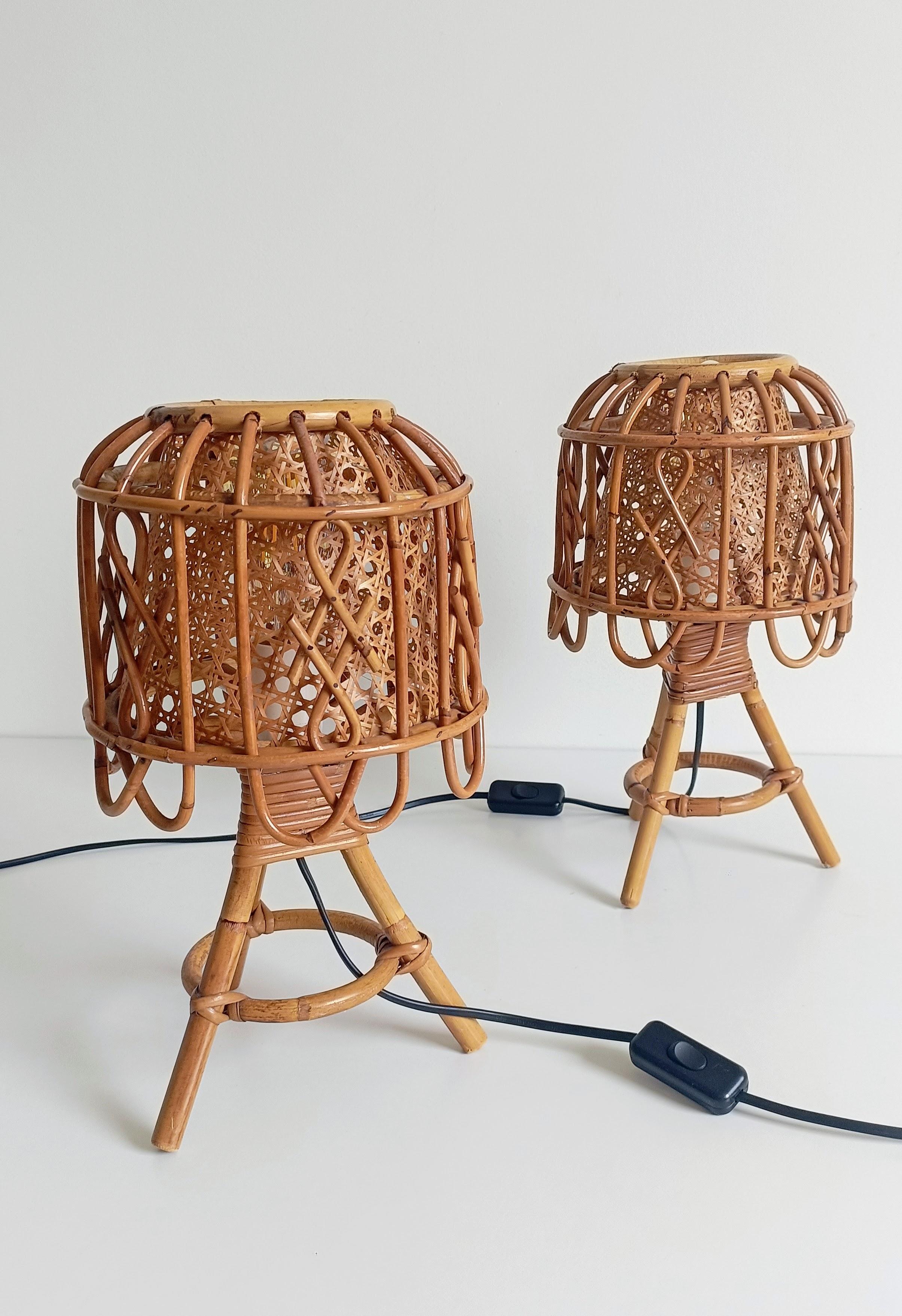 Coppia di lampade da tavolo di metà secolo in bambù, rattan e canne in stile Louis Sognot, anni '60 in vendita 2