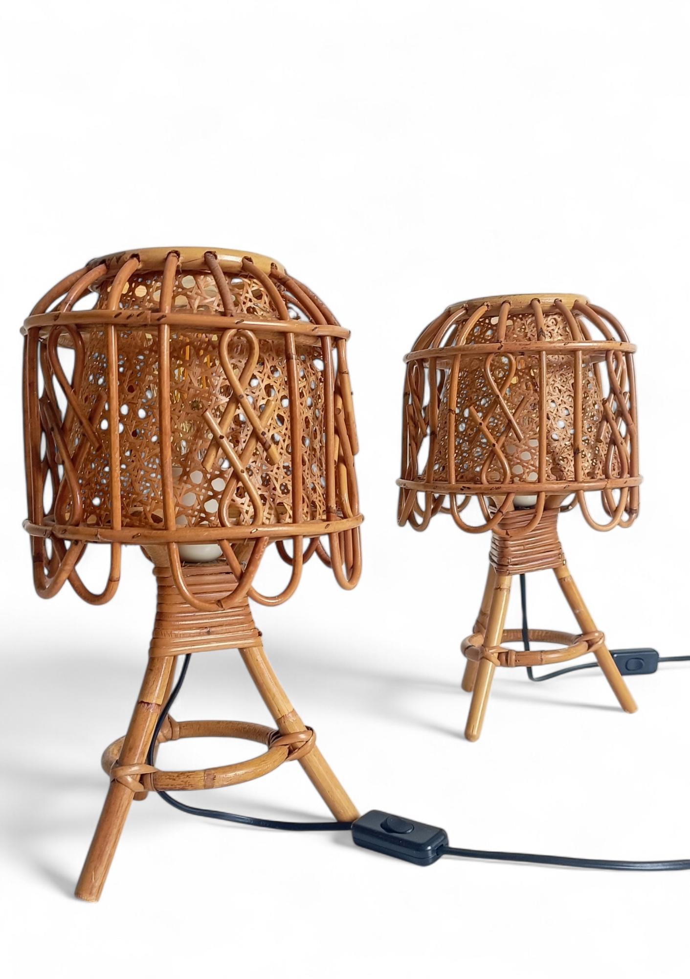 Coppia di lampade da tavolo di metà secolo in bambù, rattan e canne in stile Louis Sognot, anni '60 in vendita 3