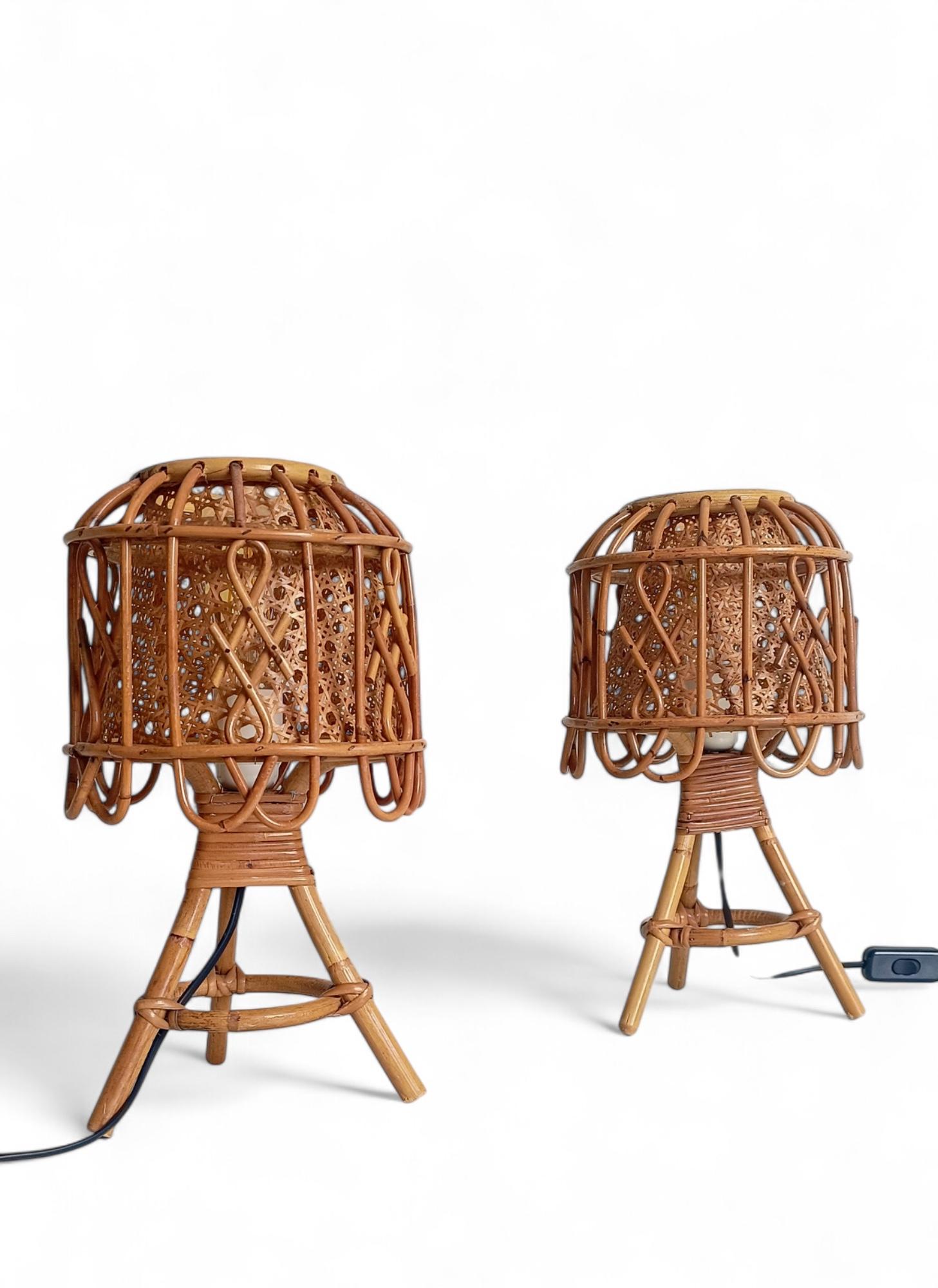 Coppia di lampade da tavolo di metà secolo in bambù, rattan e canne in stile Louis Sognot, anni '60 in vendita 4