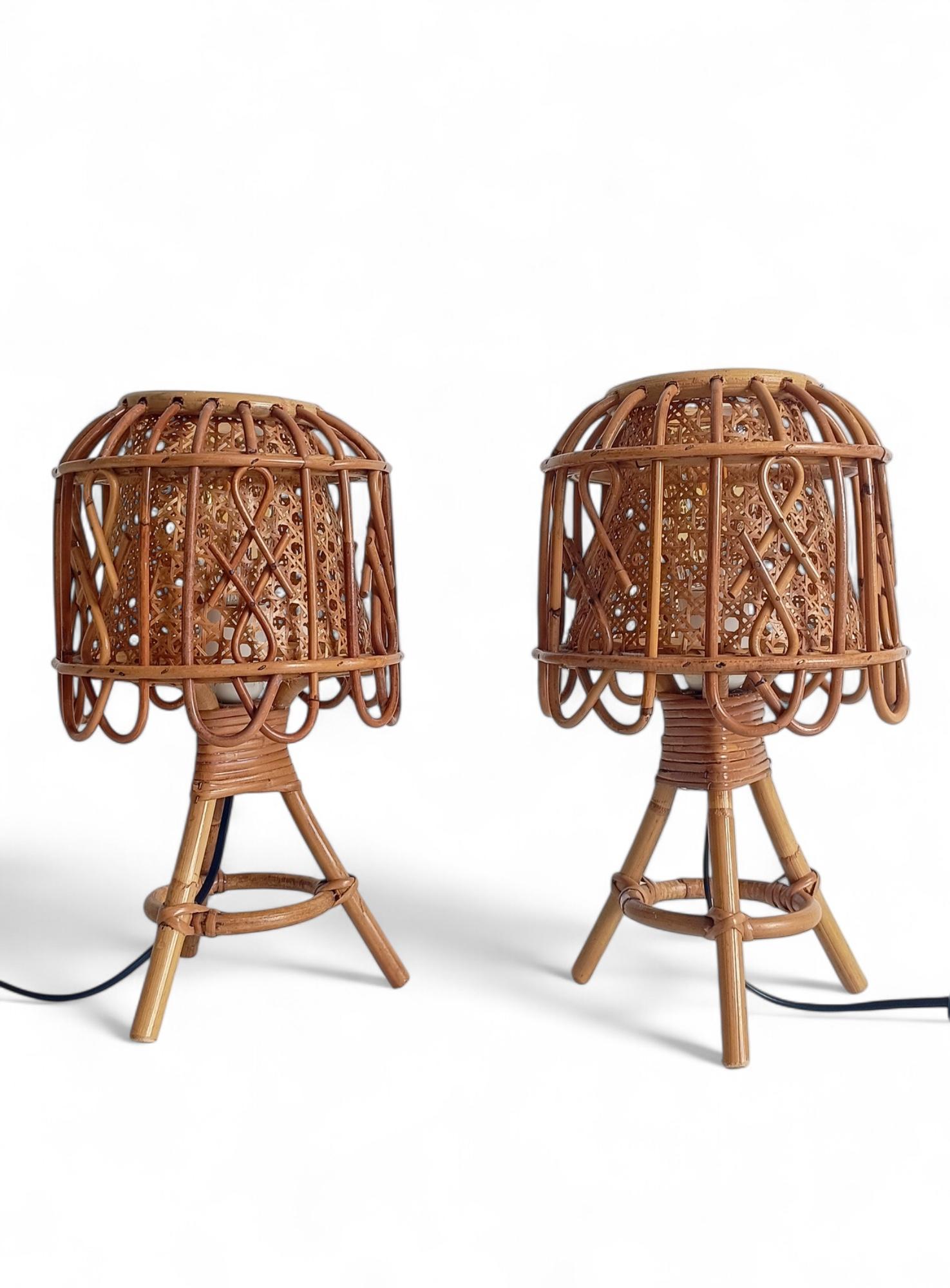 Coppia di lampade da tavolo di metà secolo in bambù, rattan e canne in stile Louis Sognot, anni '60 in vendita 5