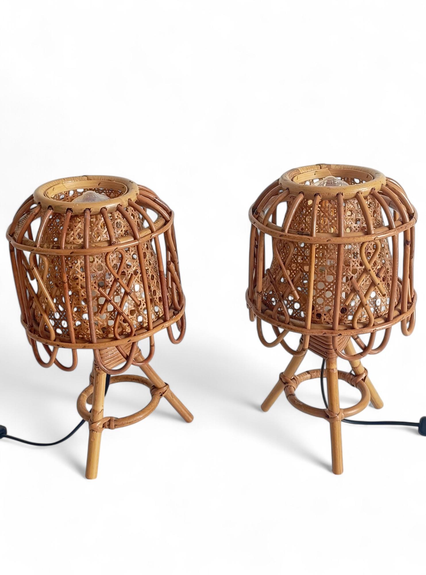 Coppia di lampade da tavolo di metà secolo in bambù, rattan e canne in stile Louis Sognot, anni '60 in vendita 6