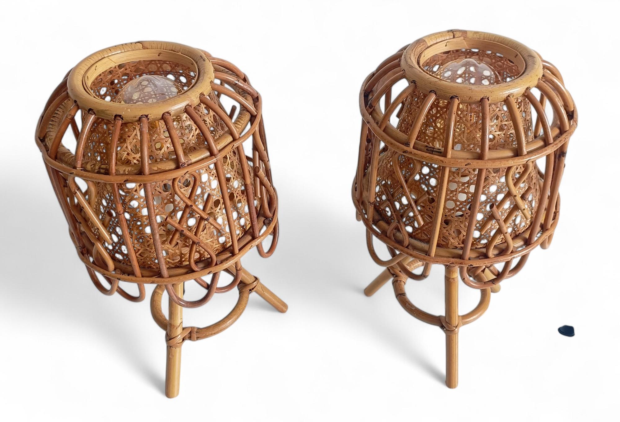 Coppia di lampade da tavolo di metà secolo in bambù, rattan e canne in stile Louis Sognot, anni '60 in vendita 7