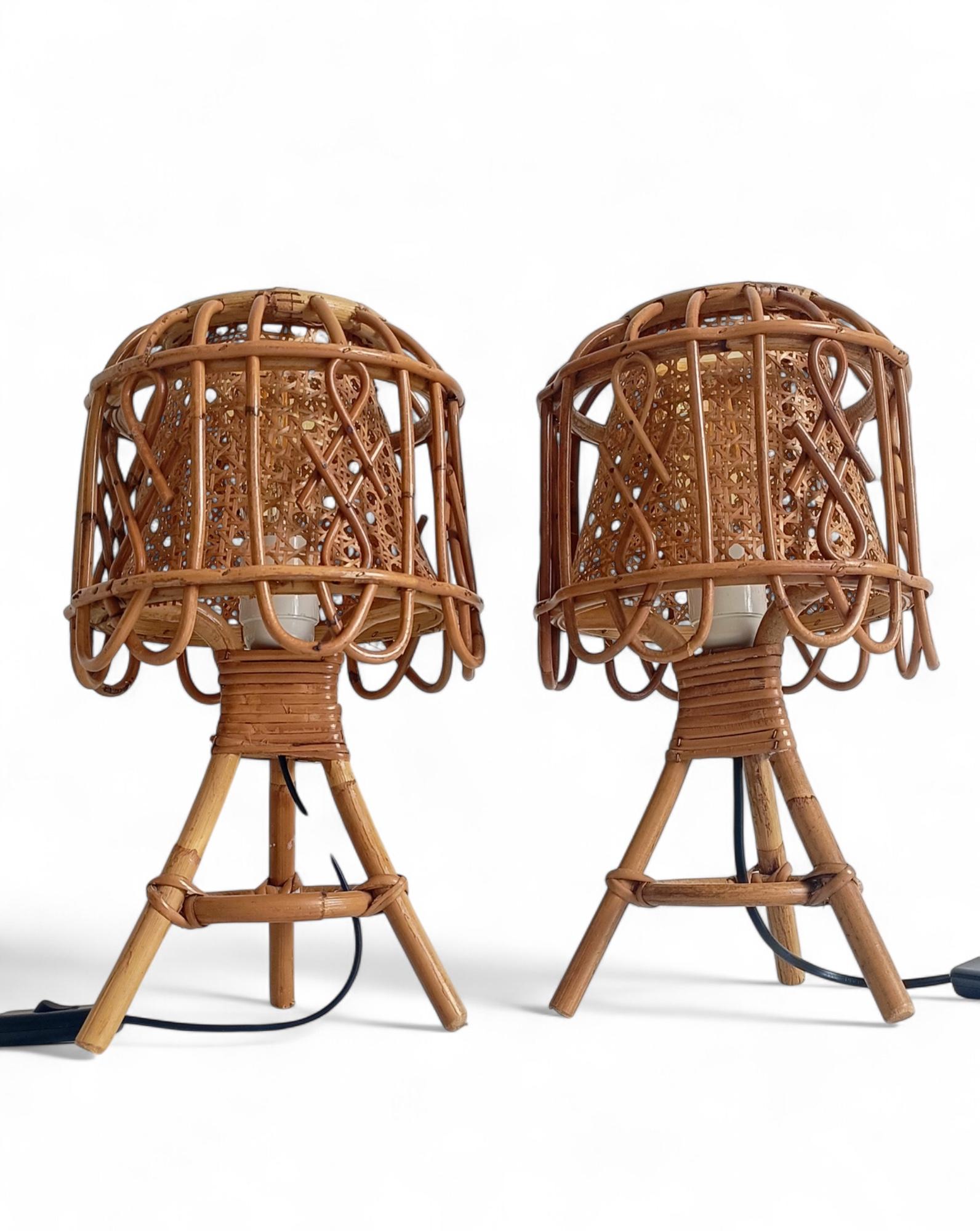Coppia di lampade da tavolo di metà secolo in bambù, rattan e canne in stile Louis Sognot, anni '60 in vendita 8