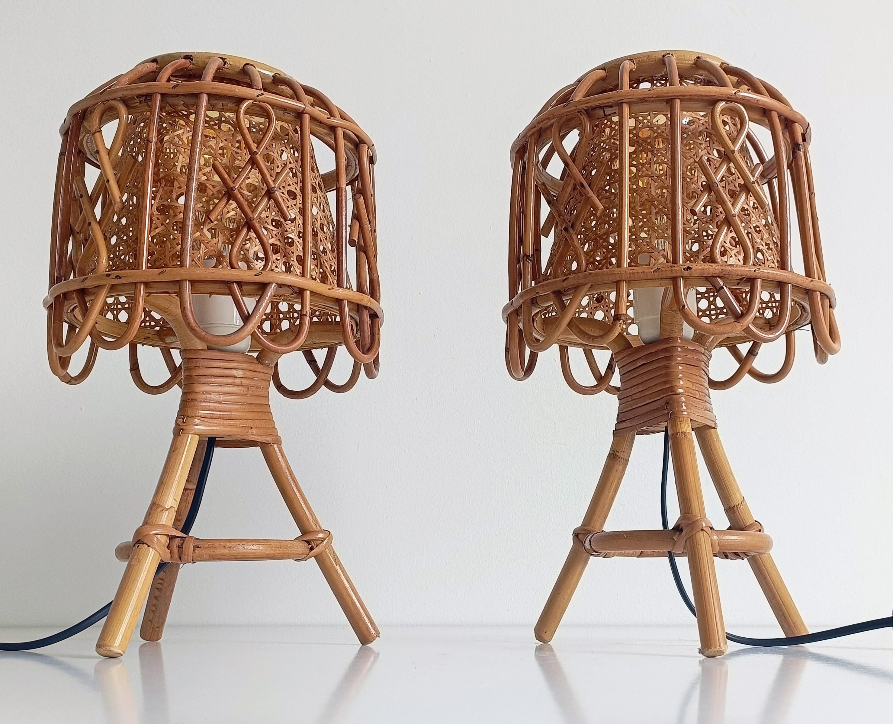 Coppia di lampade da tavolo in bambù e rattan realizzate a mano negli anni '60, nello stile di Franco Albini

Una coppia assolutamente splendida di lampade da tavolo italiane fatte a mano in bambù, rattan e canna intrecciata, risalenti agli anni
