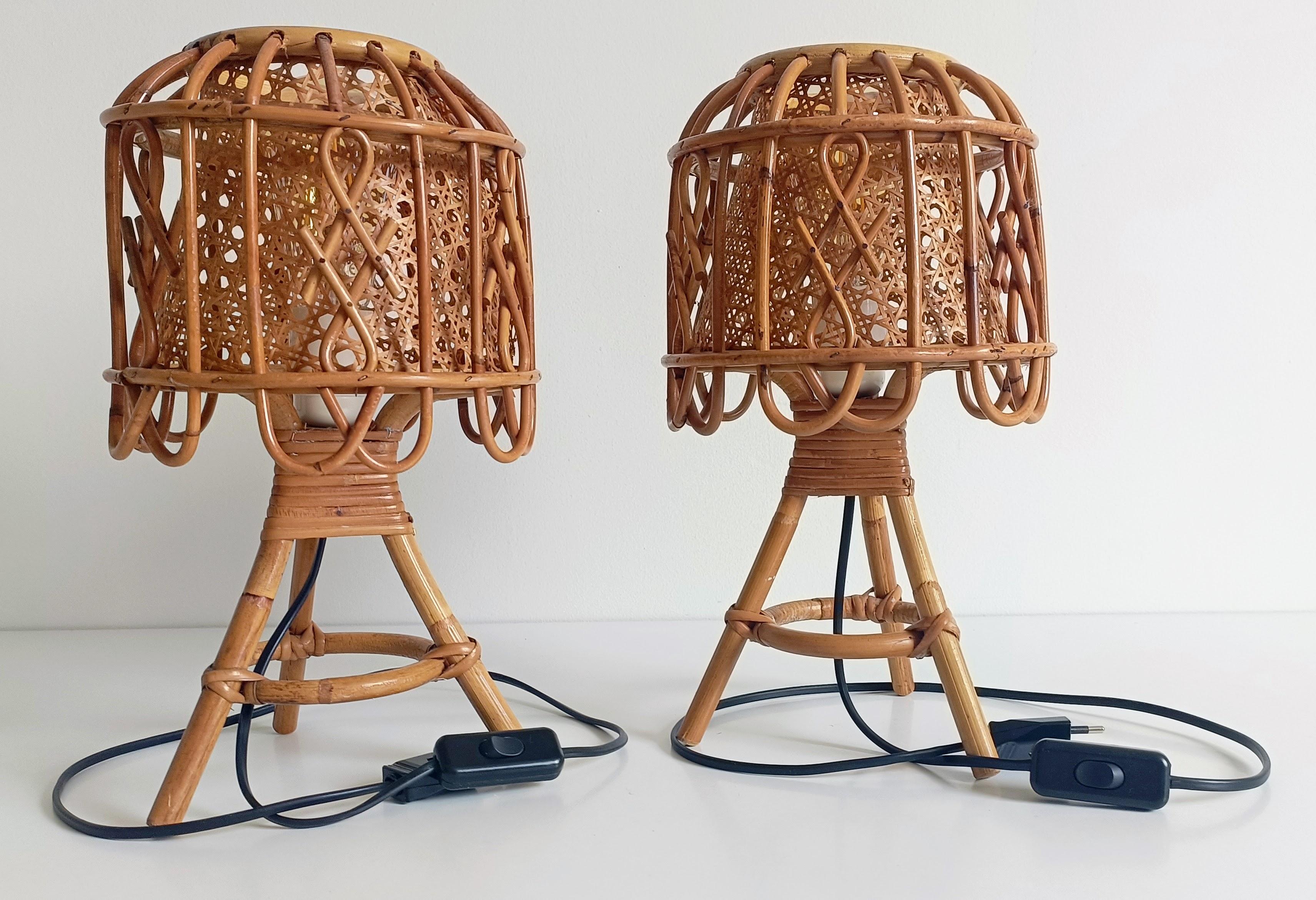 Mid-Century moderno Coppia di lampade da tavolo di metà secolo in bambù, rattan e canne in stile Louis Sognot, anni '60 in vendita