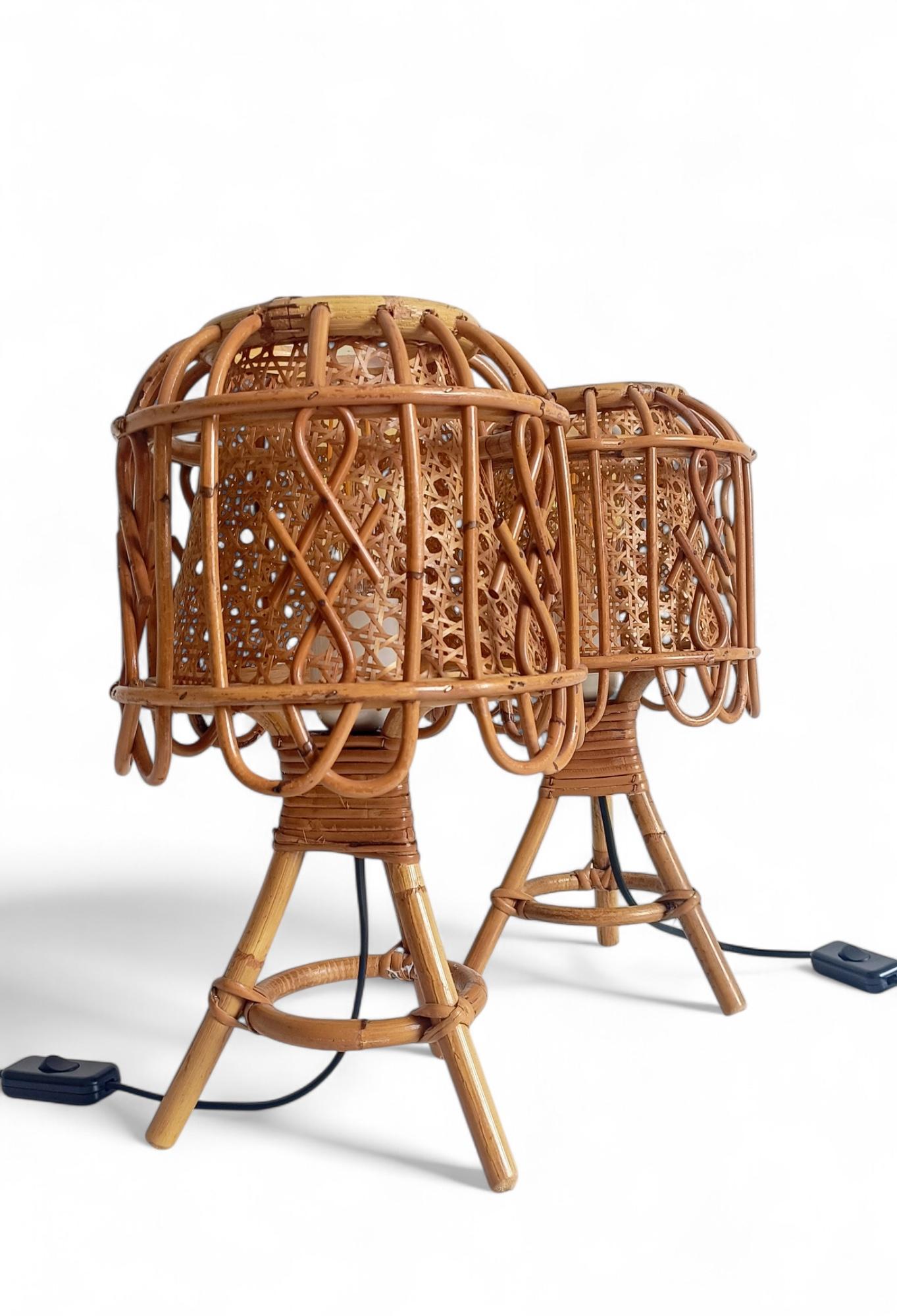 Italiano Coppia di lampade da tavolo di metà secolo in bambù, rattan e canne in stile Louis Sognot, anni '60 in vendita