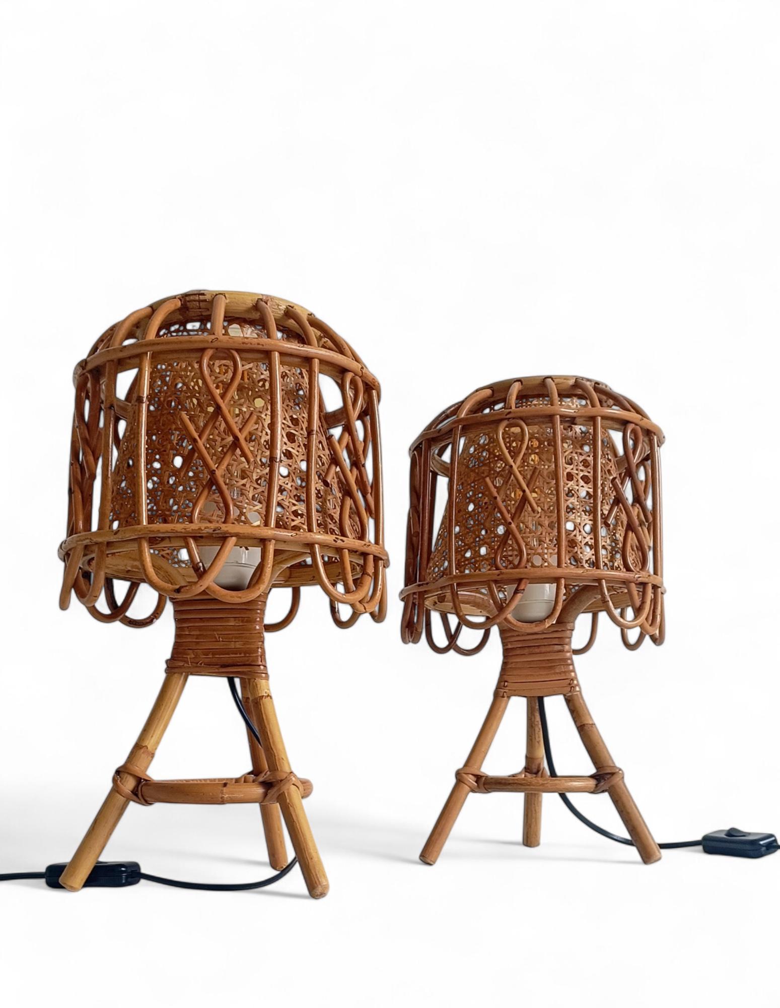 Fatto a mano Coppia di lampade da tavolo di metà secolo in bambù, rattan e canne in stile Louis Sognot, anni '60 in vendita