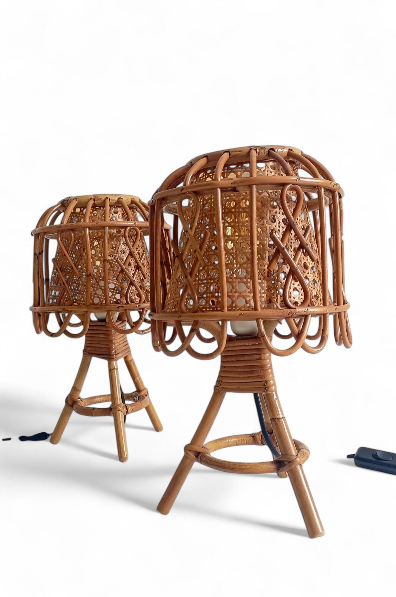 Coppia di lampade da tavolo di metà secolo in bambù, rattan e canne in stile Louis Sognot, anni '60 In condizioni ottime in vendita a Valencia, VC