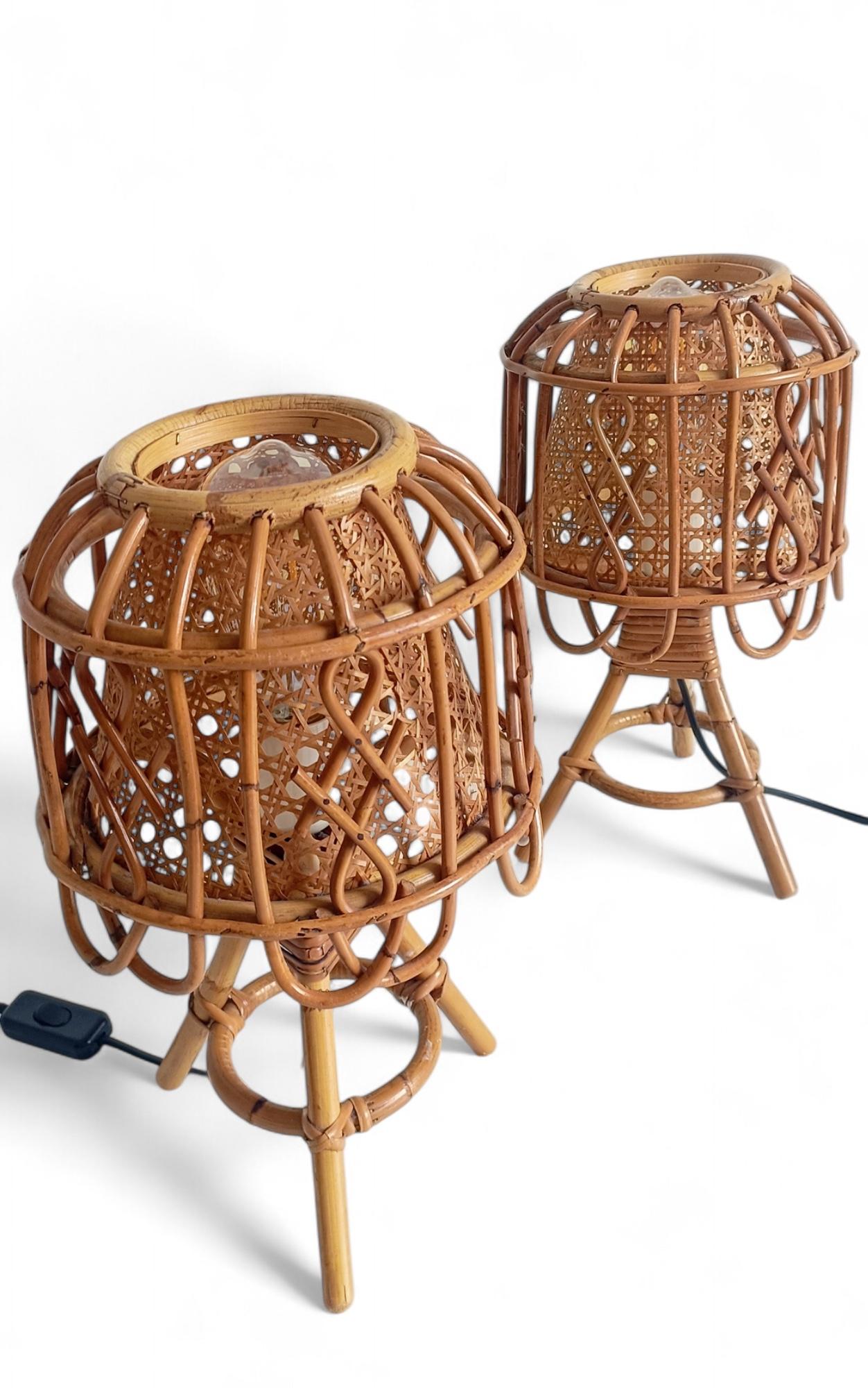 Metà XX secolo Coppia di lampade da tavolo di metà secolo in bambù, rattan e canne in stile Louis Sognot, anni '60 in vendita