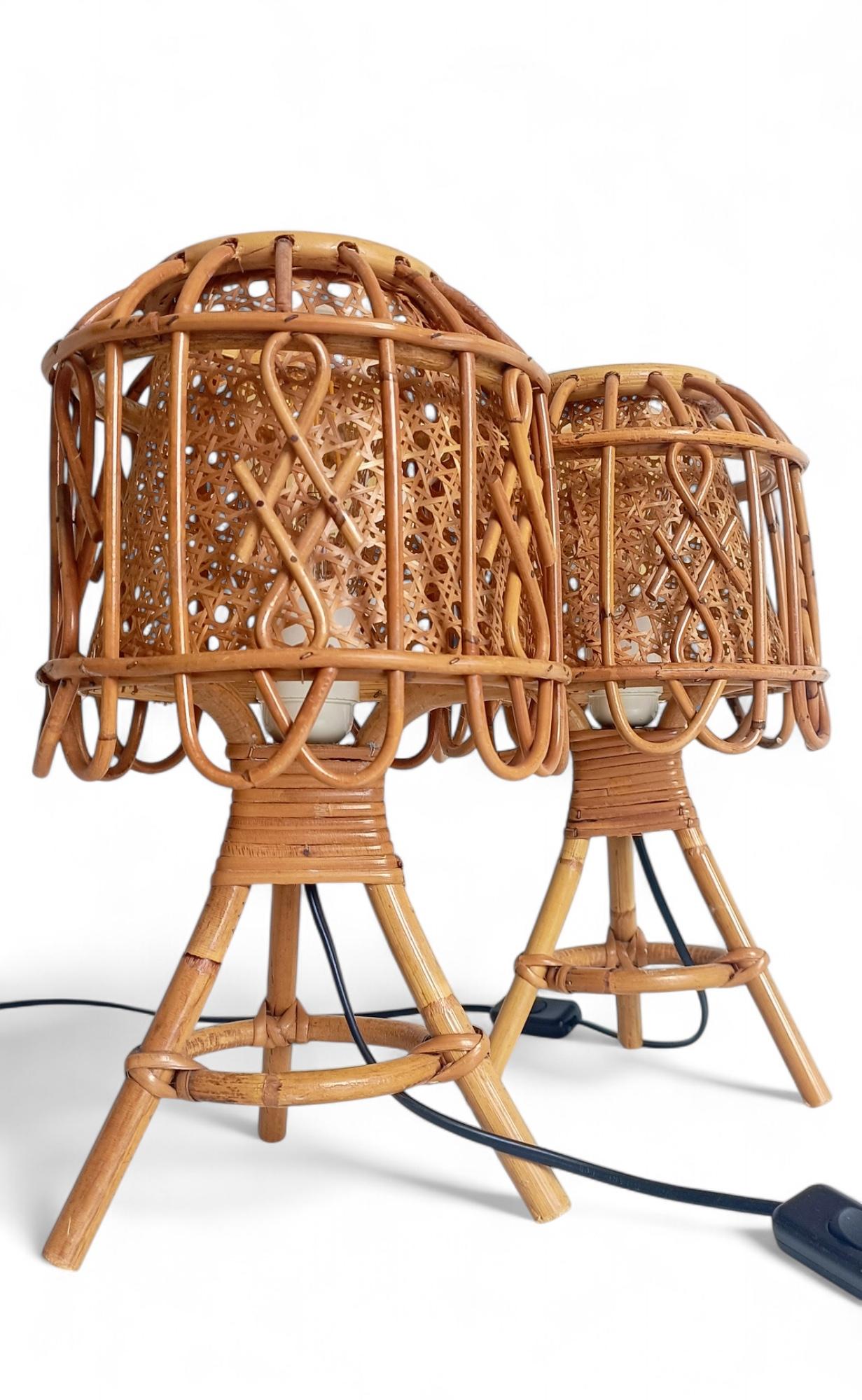 Bambù Coppia di lampade da tavolo di metà secolo in bambù, rattan e canne in stile Louis Sognot, anni '60 in vendita