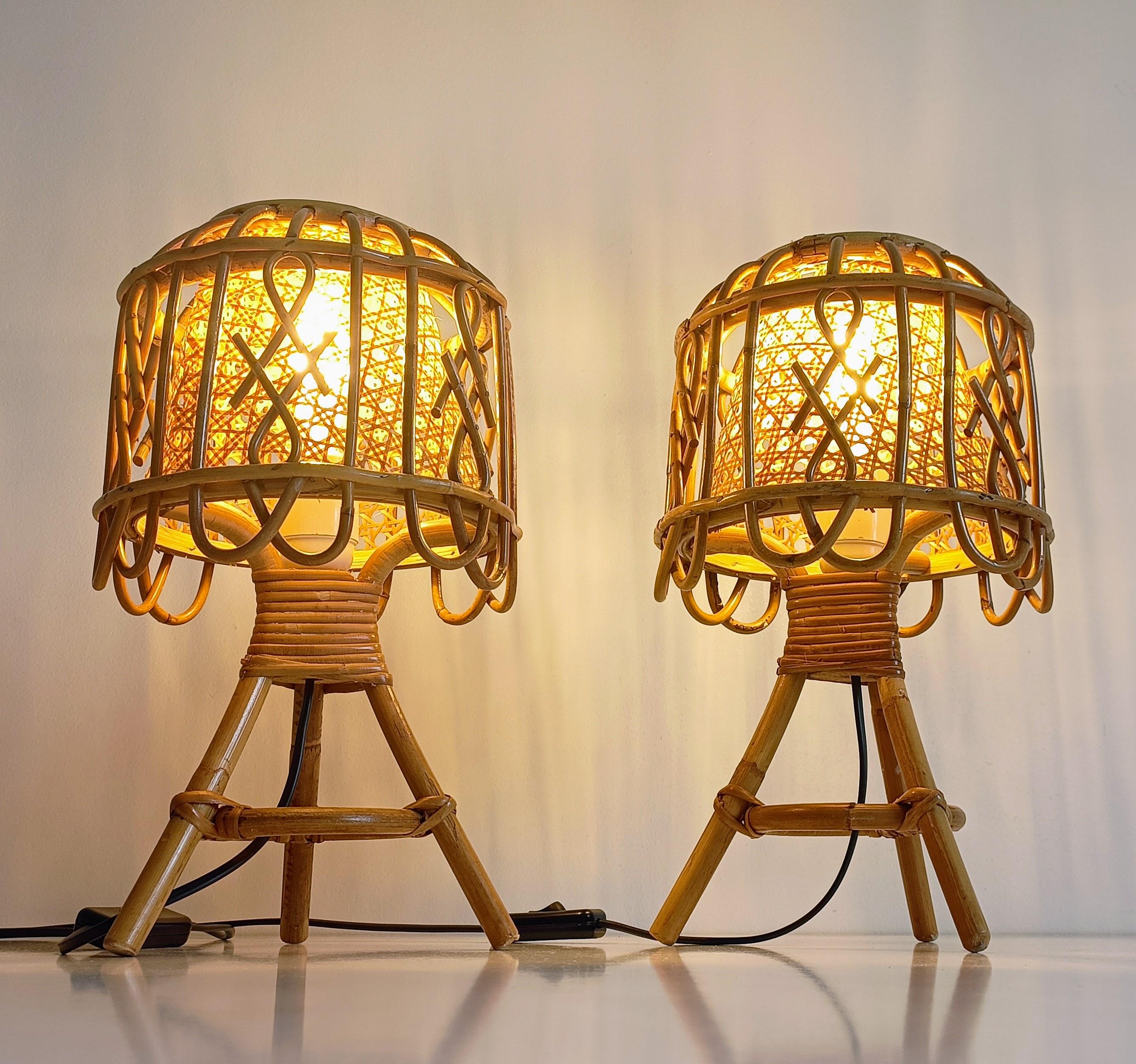 Coppia di lampade da tavolo di metà secolo in bambù, rattan e canne in stile Louis Sognot, anni '60 in vendita 1