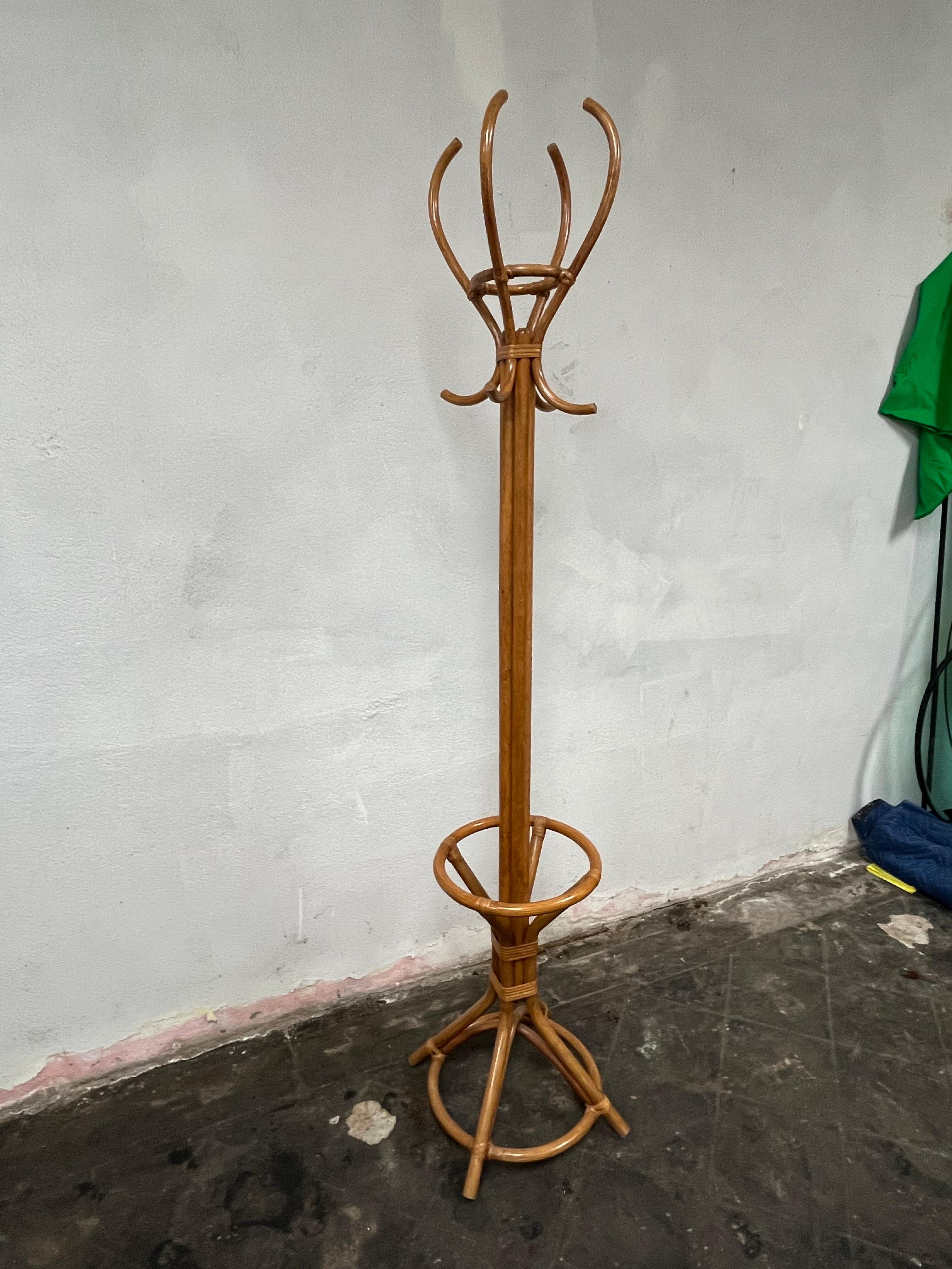 Appendiabiti in bambù e rattan di metà secolo. Ben formato con una conicità ampia. Solido e robusto.