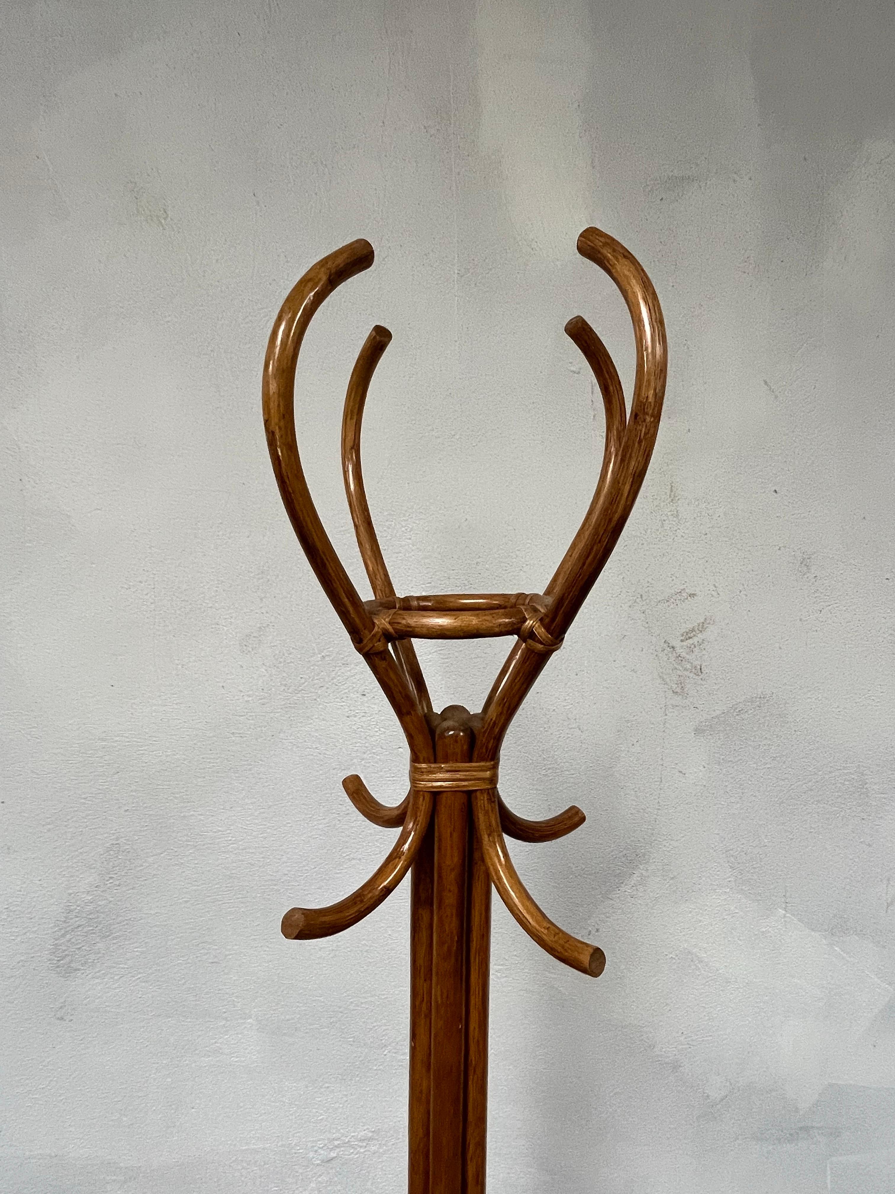 Mid-Century moderno Appendiabiti in rattan di bambù del metà del secolo scorso in vendita