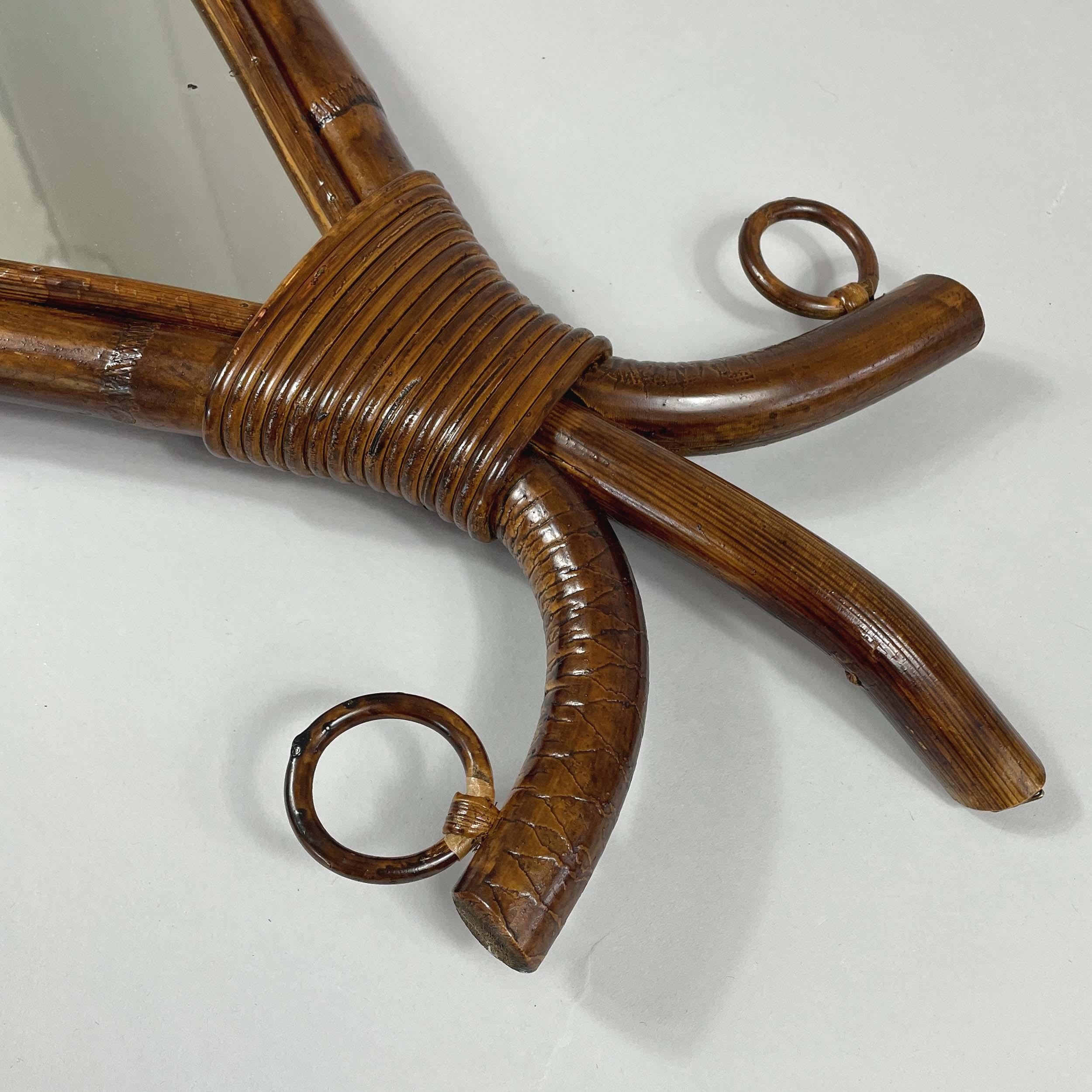 Mid-Century moderno Specchio a forma di pesce in bambù e rattan di metà secolo, Francia, anni '50 in vendita