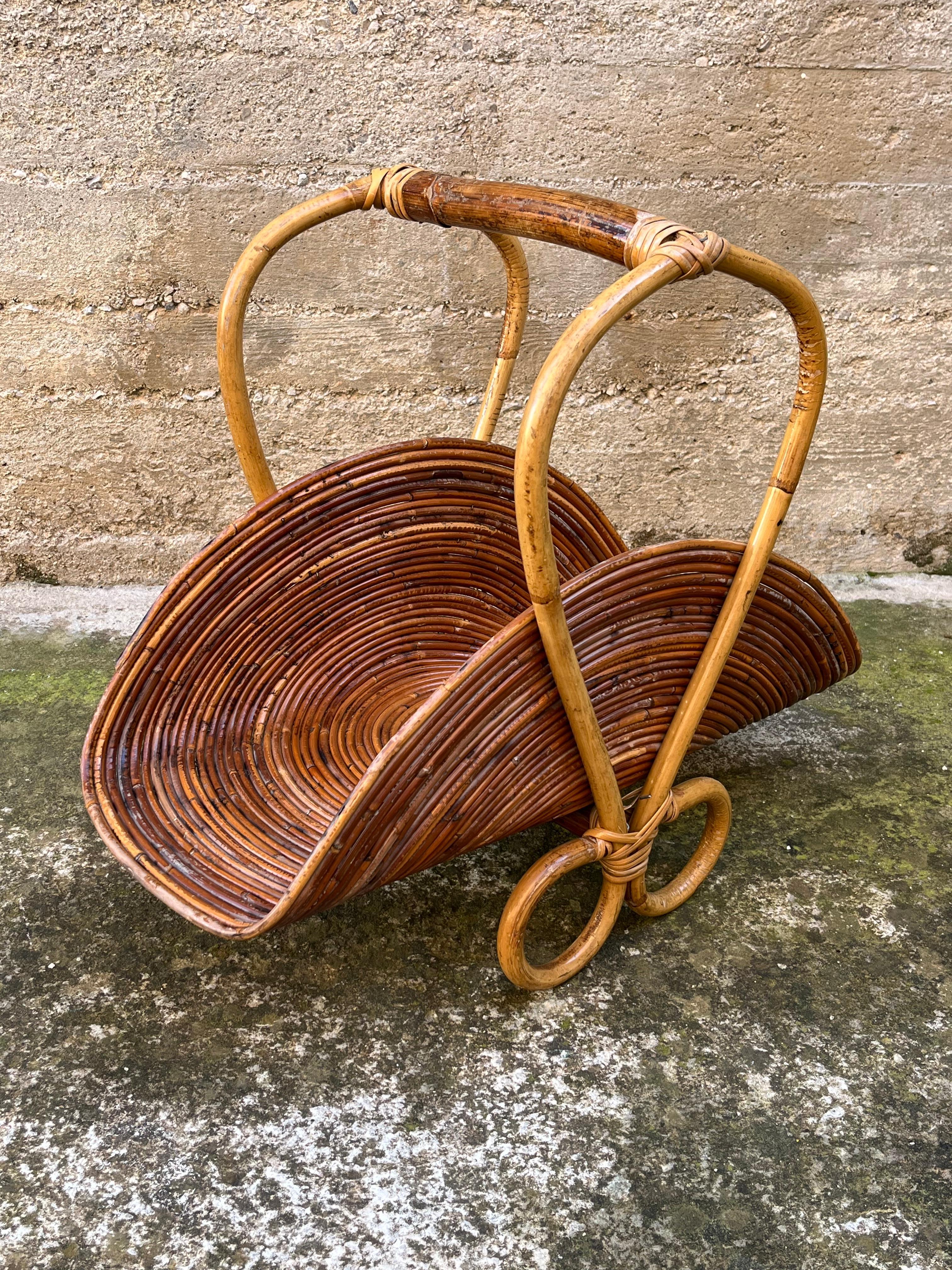 Italiano Portariviste in rattan di bambù di metà secolo nello stile dei Vivai del Sud 1950 in vendita
