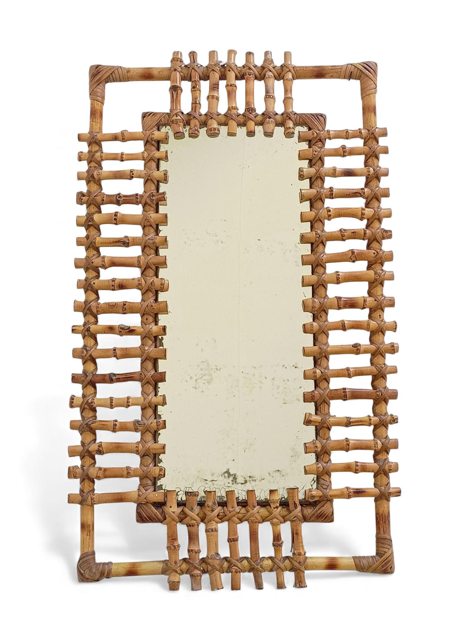 Espejo rectangular de pared de bambú y ratán de mediados de siglo con pátina, Francia, años 50 en venta 2