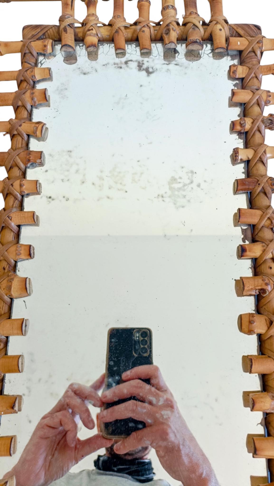 Espejo rectangular de pared de bambú y ratán de mediados de siglo con pátina, Francia, años 50 en venta 5