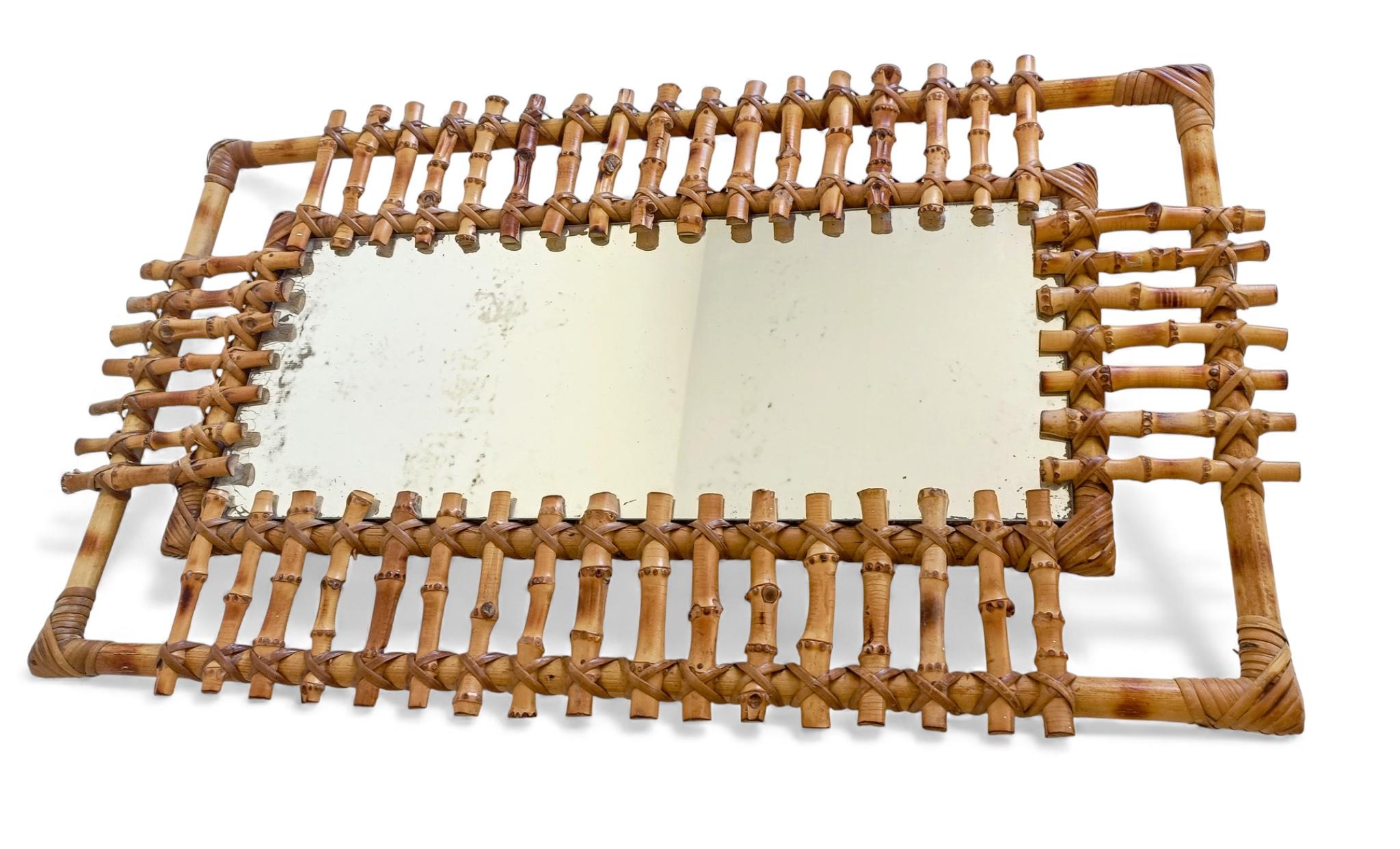Espejo rectangular de pared de bambú y ratán de mediados de siglo con pátina, Francia, años 50 Hecho a mano en venta