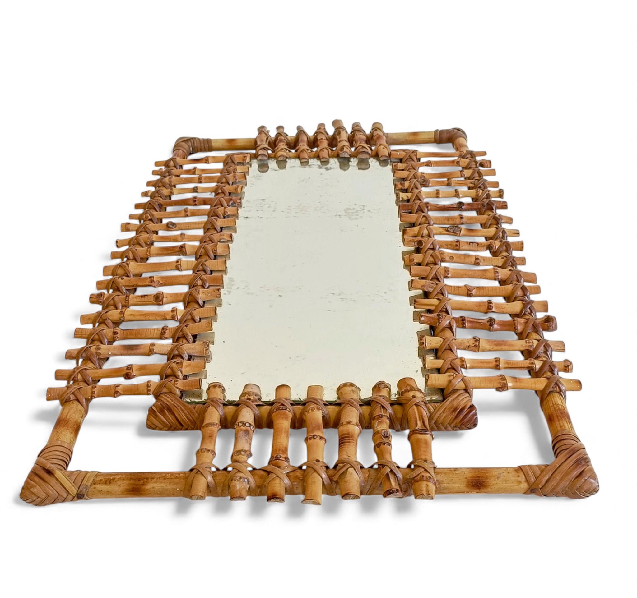 Espejo rectangular de pared de bambú y ratán de mediados de siglo con pátina, Francia, años 50 en Bueno estado para la venta en Valencia, VC