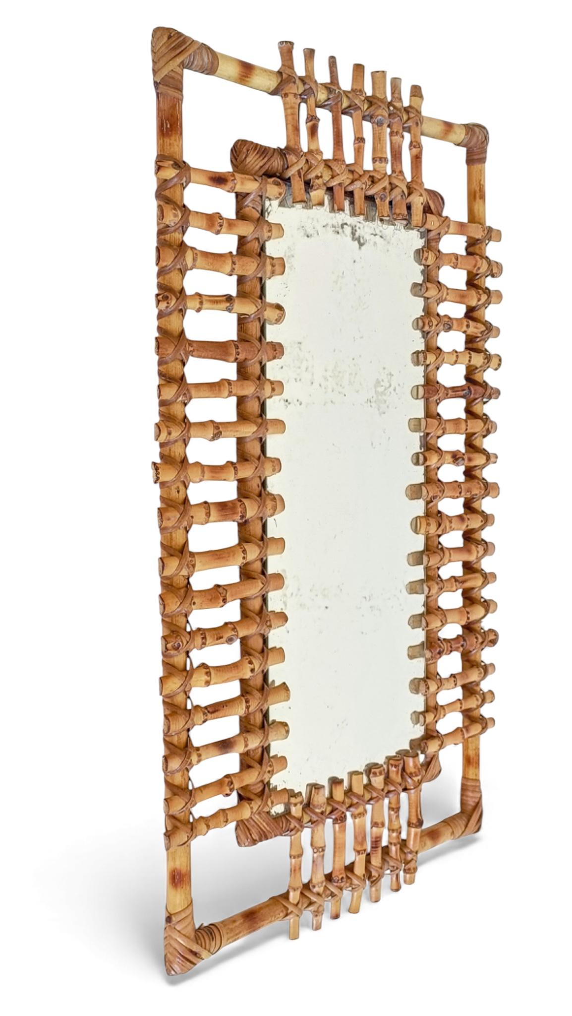 Espejo rectangular de pared de bambú y ratán de mediados de siglo con pátina, Francia, años 50 Bambú en venta