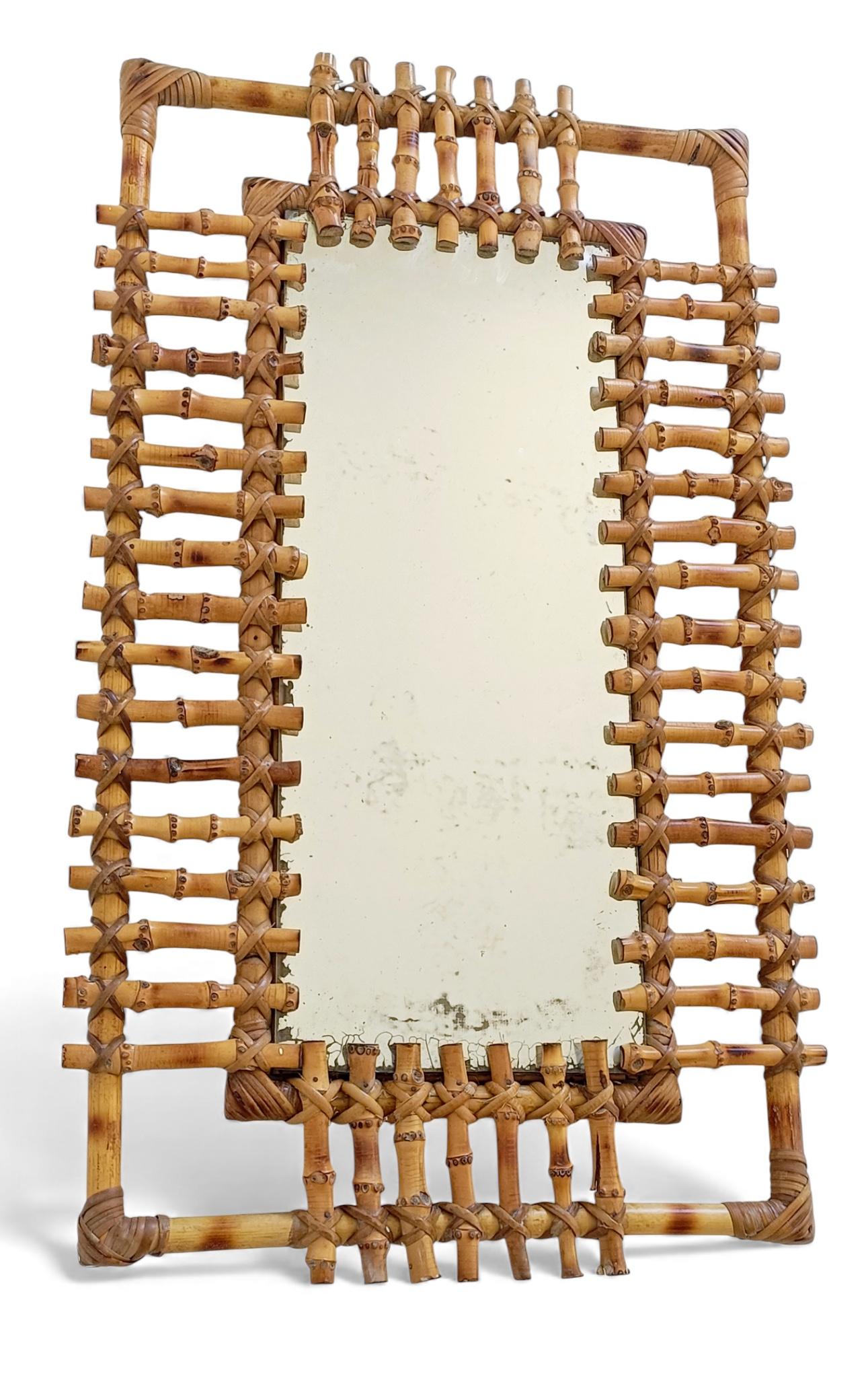 Espejo rectangular de pared de bambú y ratán de mediados de siglo con pátina, Francia, años 50 en venta 1