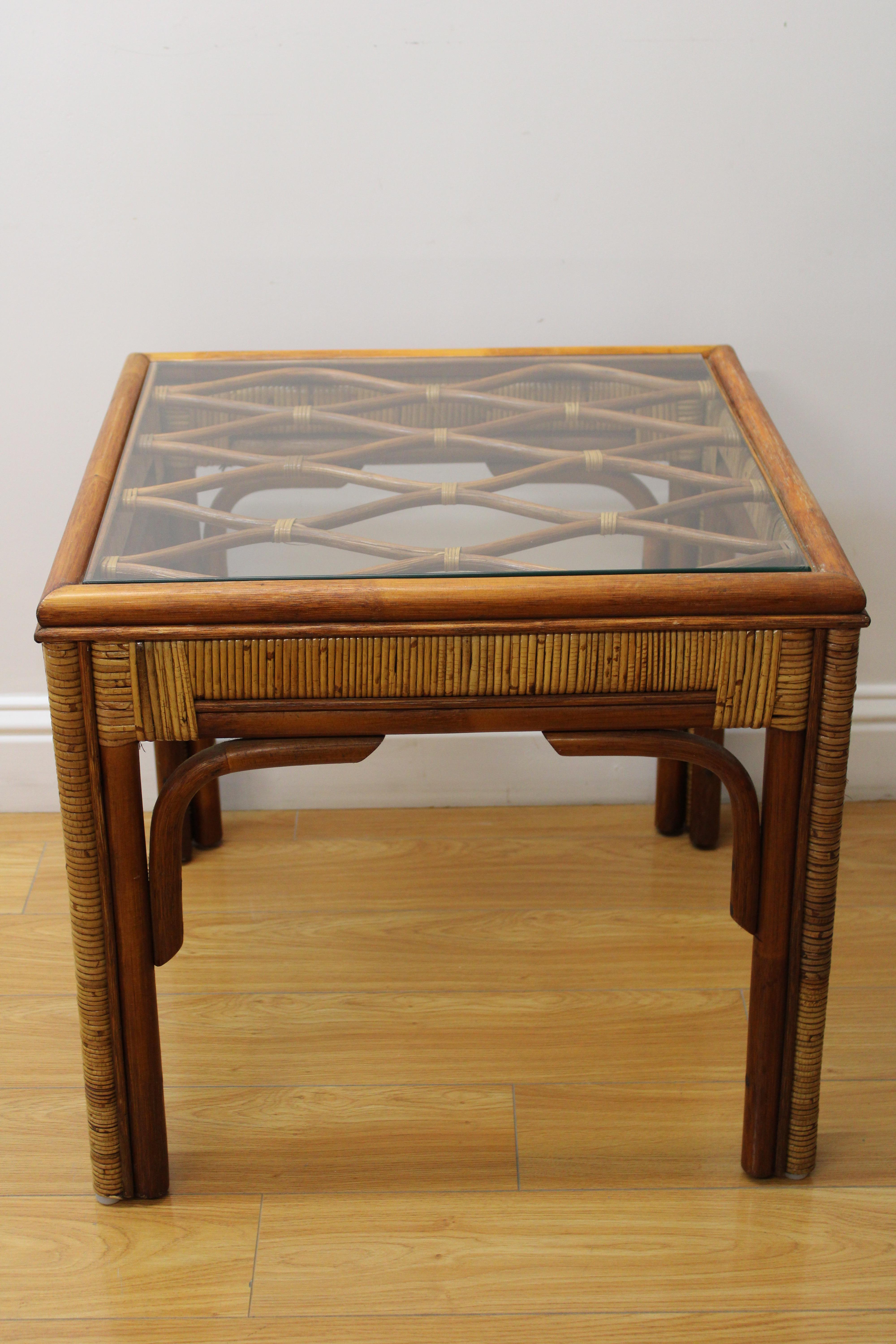Tables d'appoint en bambou et rotin du milieu du siècle avec plateau en verre de P. T. Fendi Mungil Bon état - En vente à San Francisco, CA