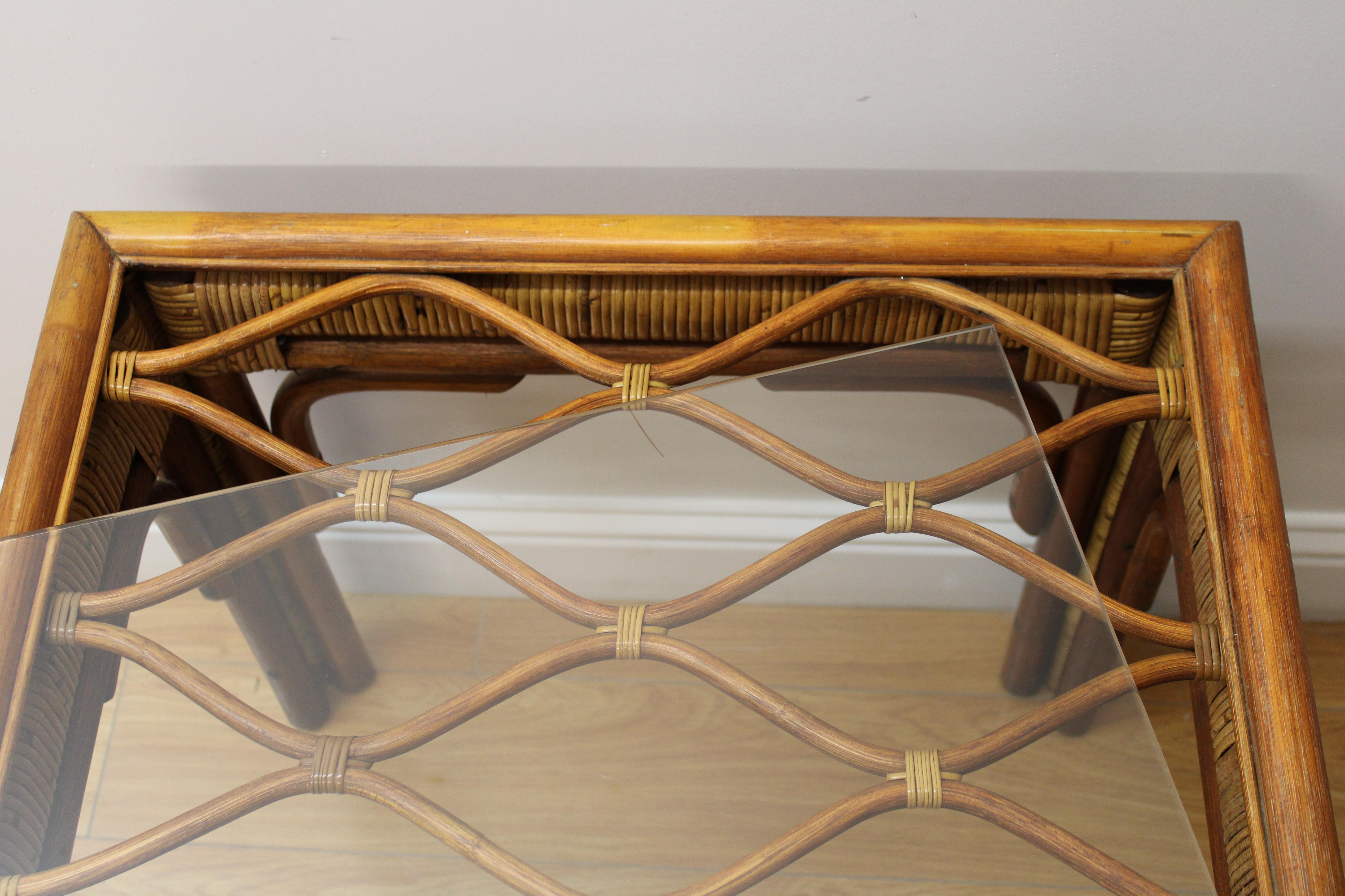 20ième siècle Tables d'appoint en bambou et rotin du milieu du siècle avec plateau en verre de P. T. Fendi Mungil en vente