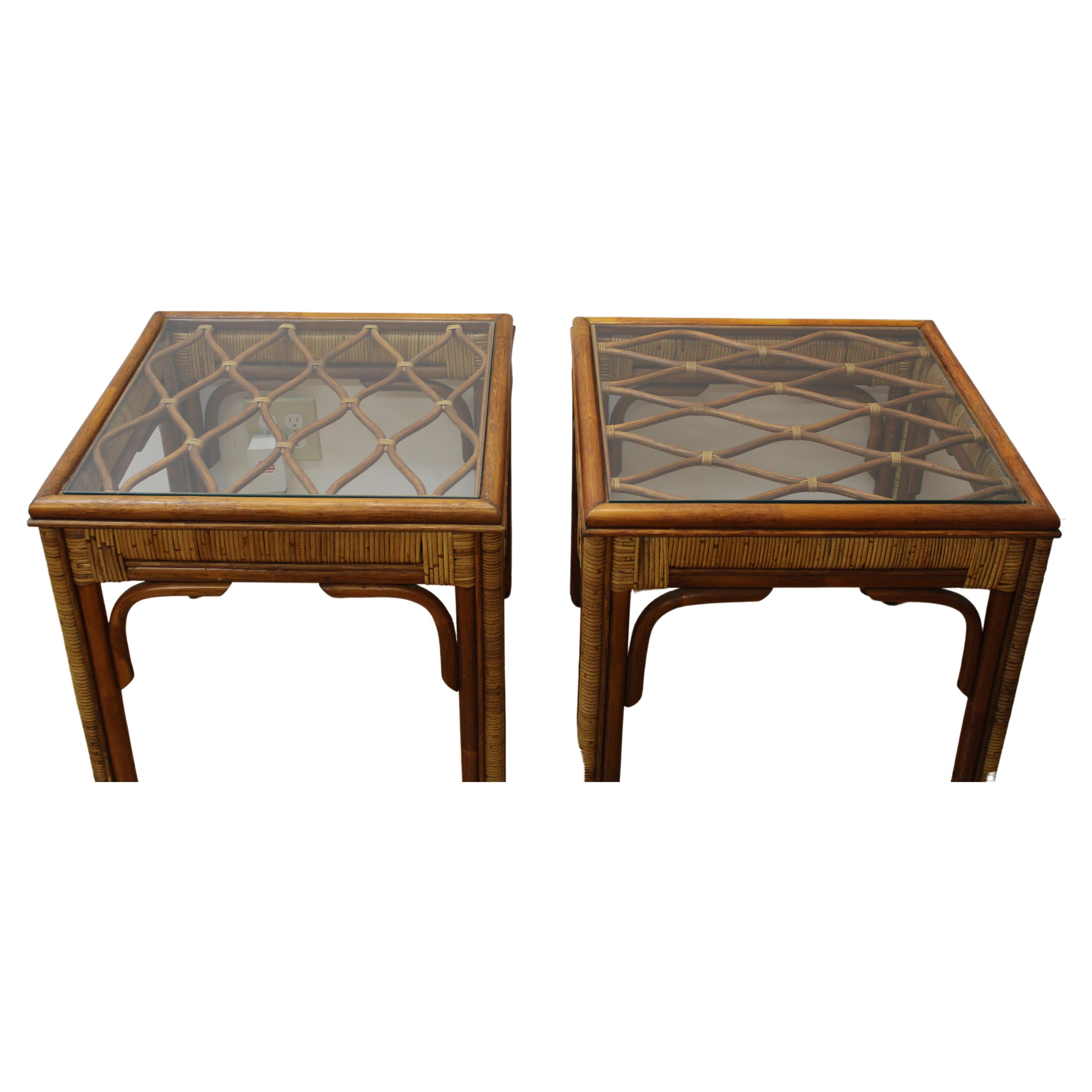 Tables d'appoint en bambou et rotin du milieu du siècle avec plateau en verre de P. T. Fendi Mungil en vente