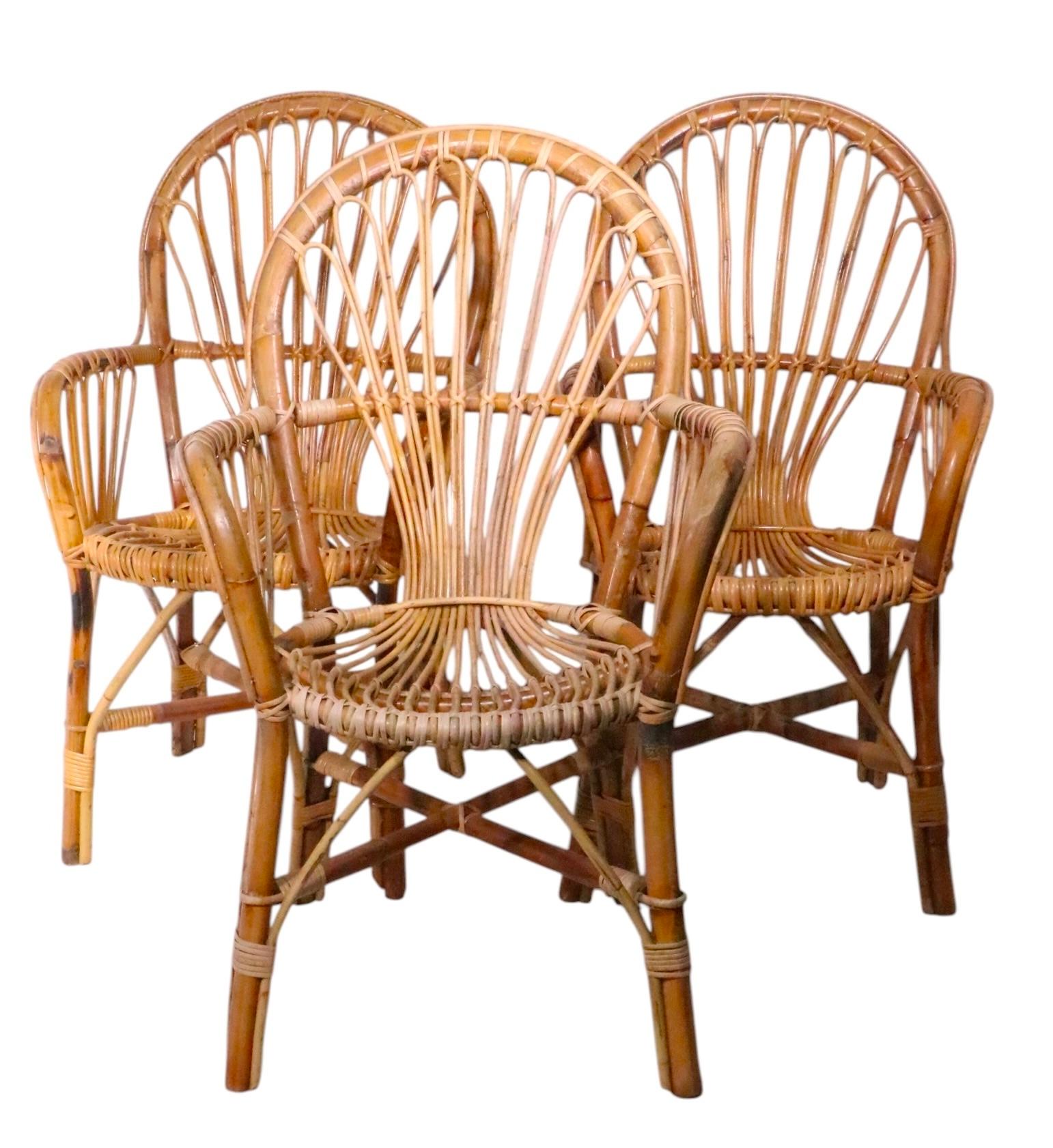 Fauteuils élégants en bambou et osier roseau, circa 1970, probablement fabriqués en Italie.  Les chaises sont dotées d'une assise et d'un dossier continus en roseaux d'osier, montés sur des cadres en bambou. Nous avons un total de trois chaises,