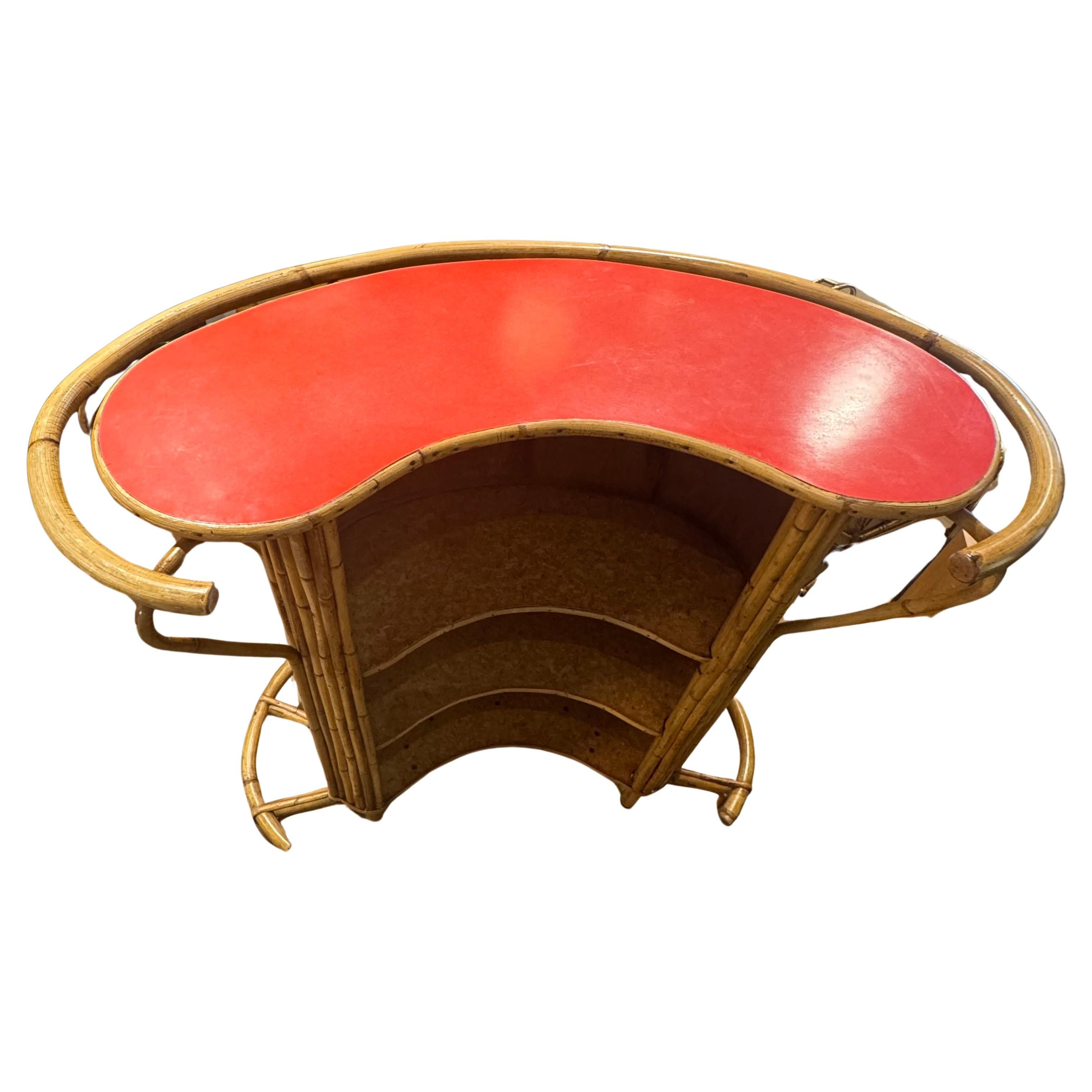 Bar e sgabelli in bambù con canne di metà secolo
Poggiapiedi curvo e sporgente e piano bar rosso laminato
Provenienza Vintage da Londra, Inghilterra




