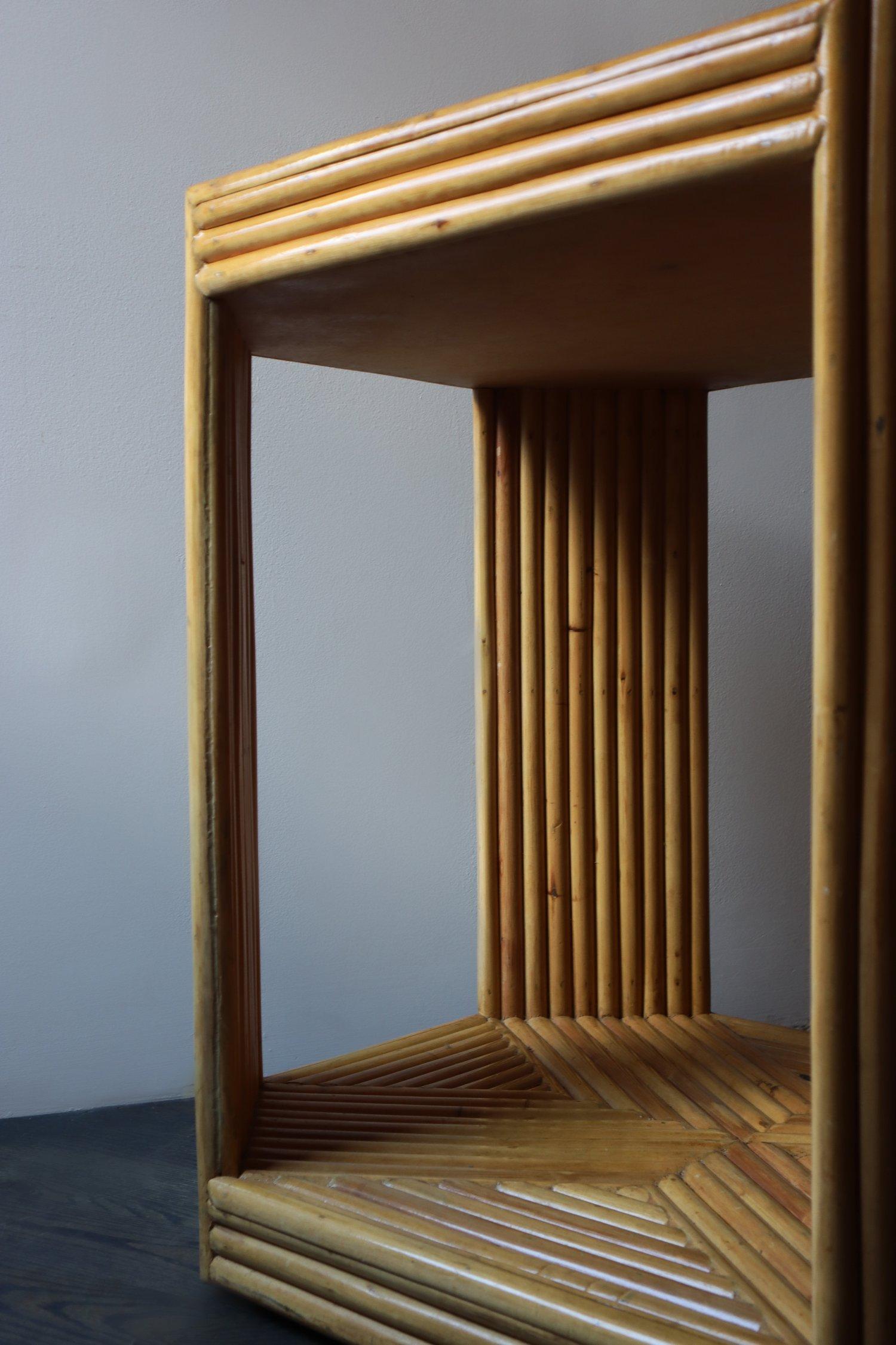 Scandinave moderne Table d'appoint en bambou cannelé du milieu du siècle en vente