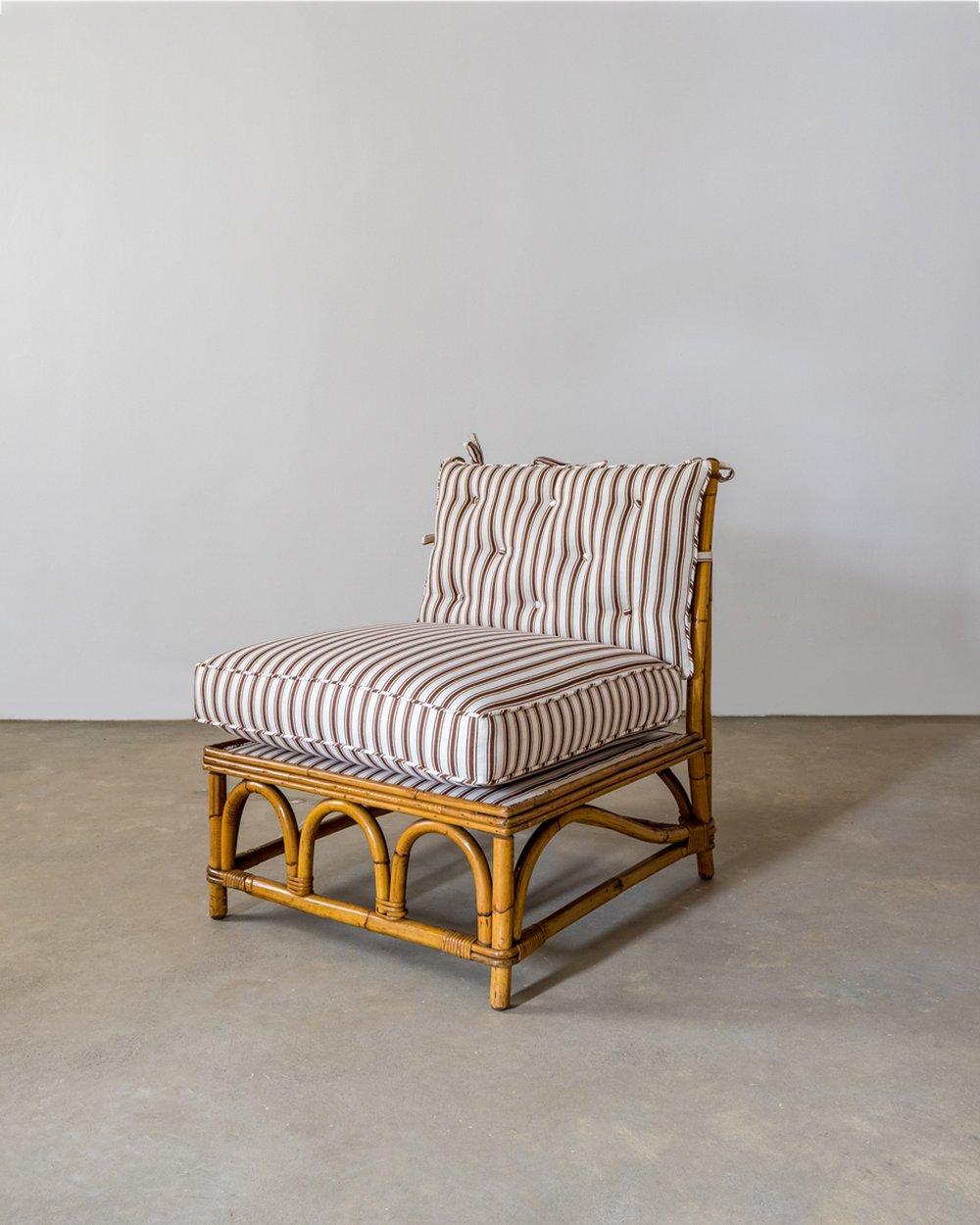  Divano in bambù moderno di metà secolo. Disponi questa seduta in vari modi, poiché è composta da 5 pezzi separati, ognuno dei quali è caratterizzato da un'intricata costruzione e da motivi di design ad arco. Sezione estesa di 113 pollici di