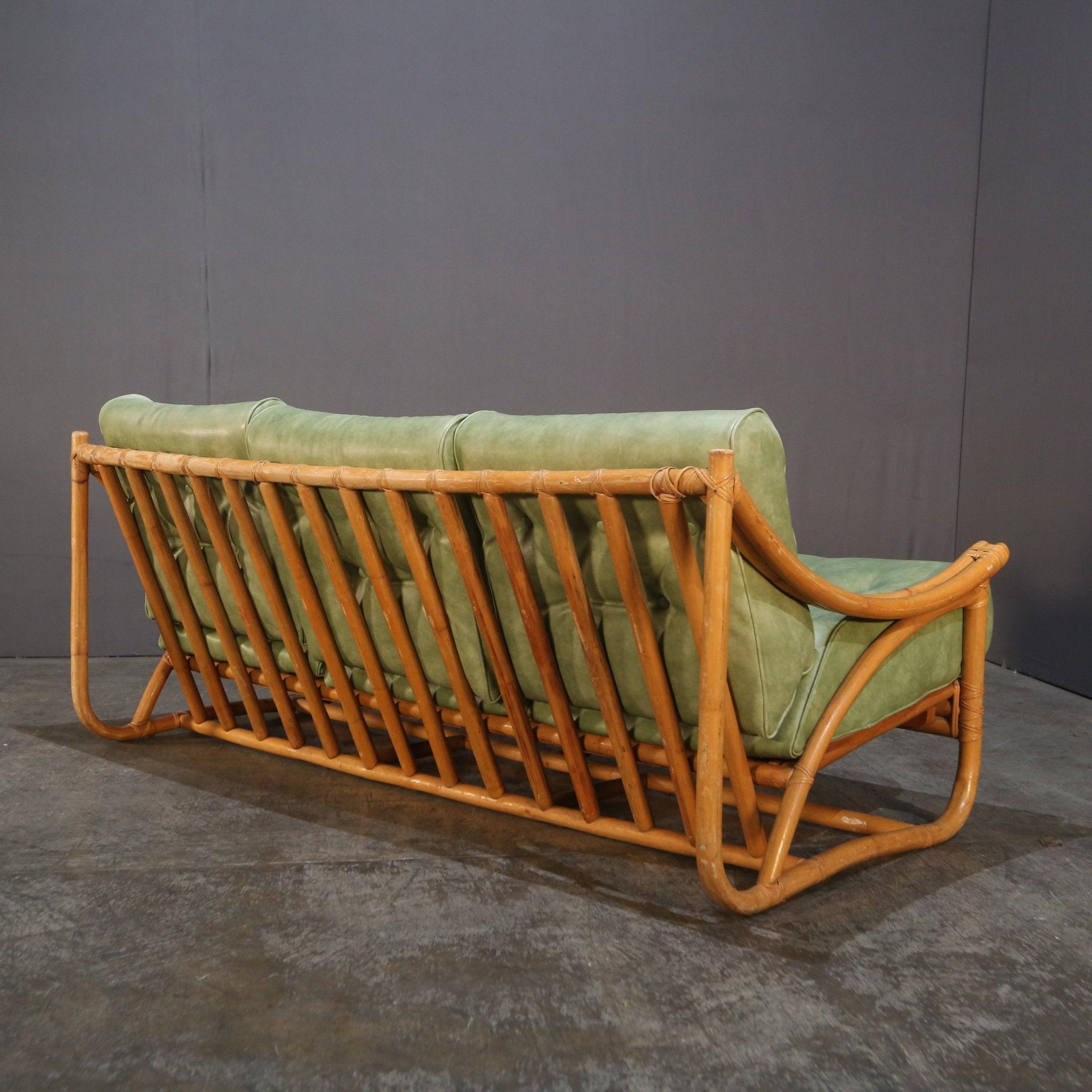 Dieses Mid Century Bamboo Sofa von Angraves of Leicester ist aus hochwertigem Bambus gefertigt und besticht durch sein einzigartiges und auffälliges Design, das jeden Raum aufwertet. Der schlichte und minimalistische Rahmen wird durch weiche Kissen