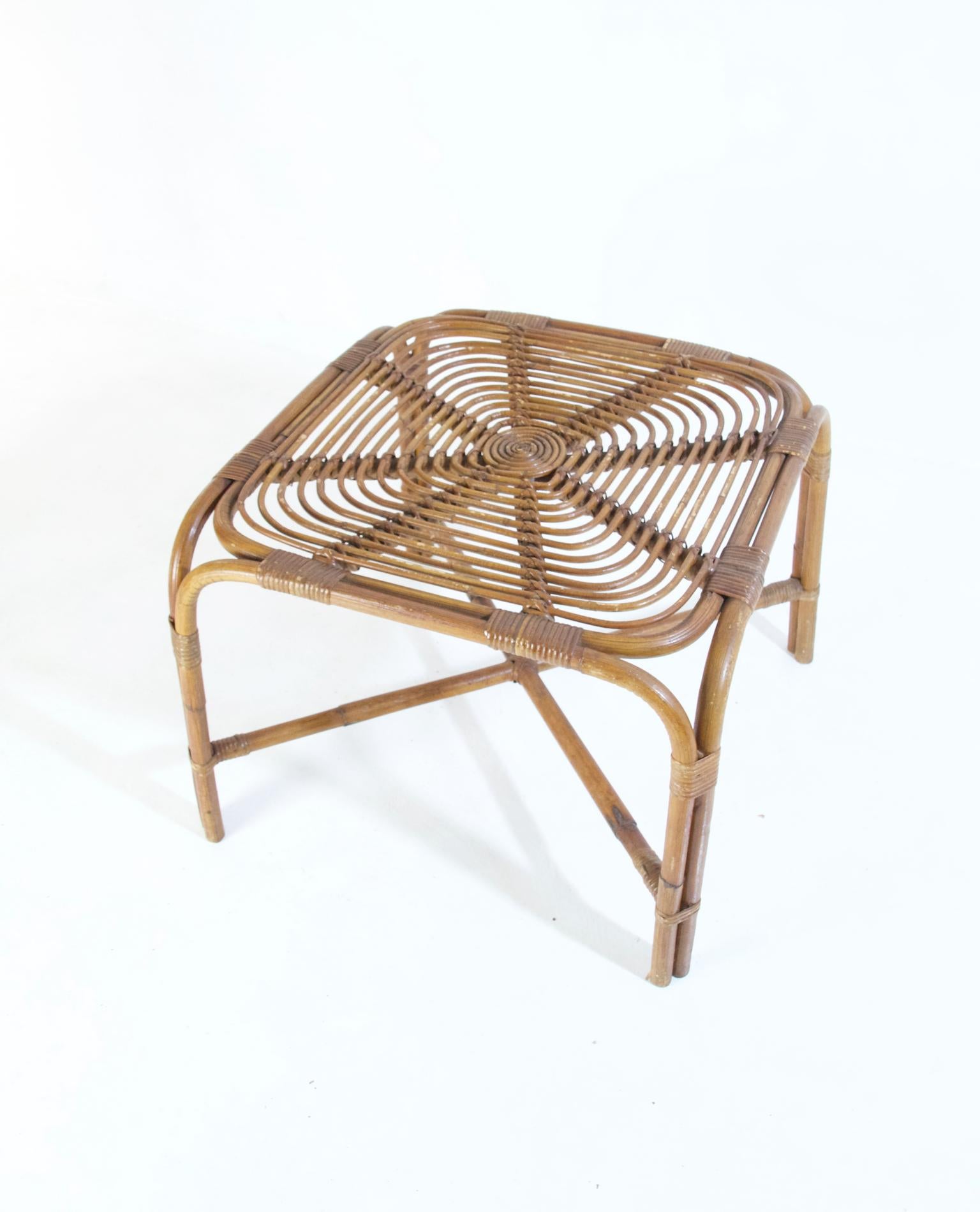Table basse carrée en bambou dans le style de Franco Albini, Italie. Les chaises sont en très bon état et fonctionnent bien.