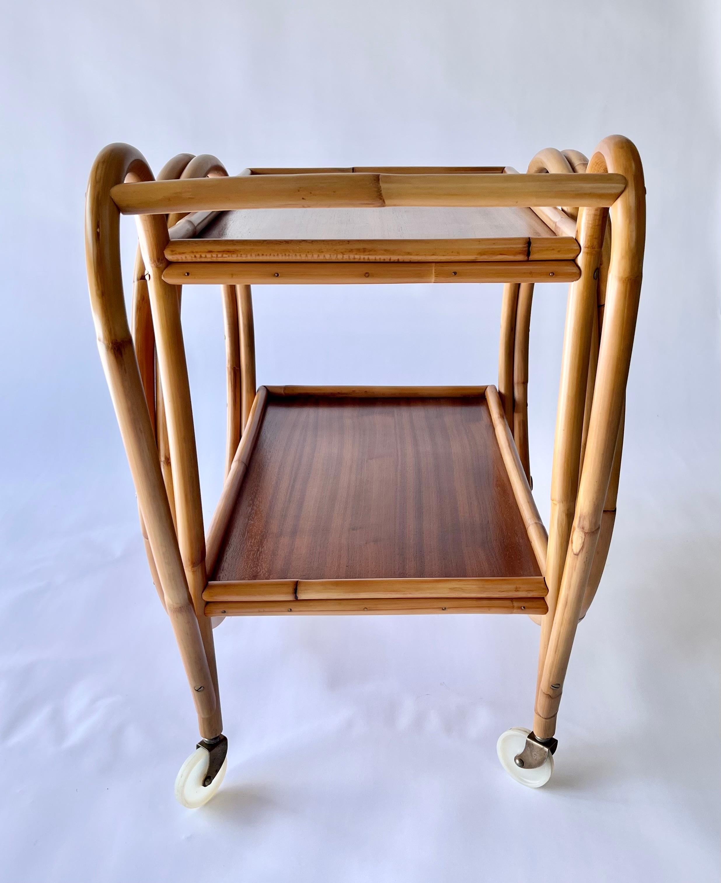 Carrello da tè o carrello da bar in bambù di metà secolo, tavolo, ottone, noce in vendita 6