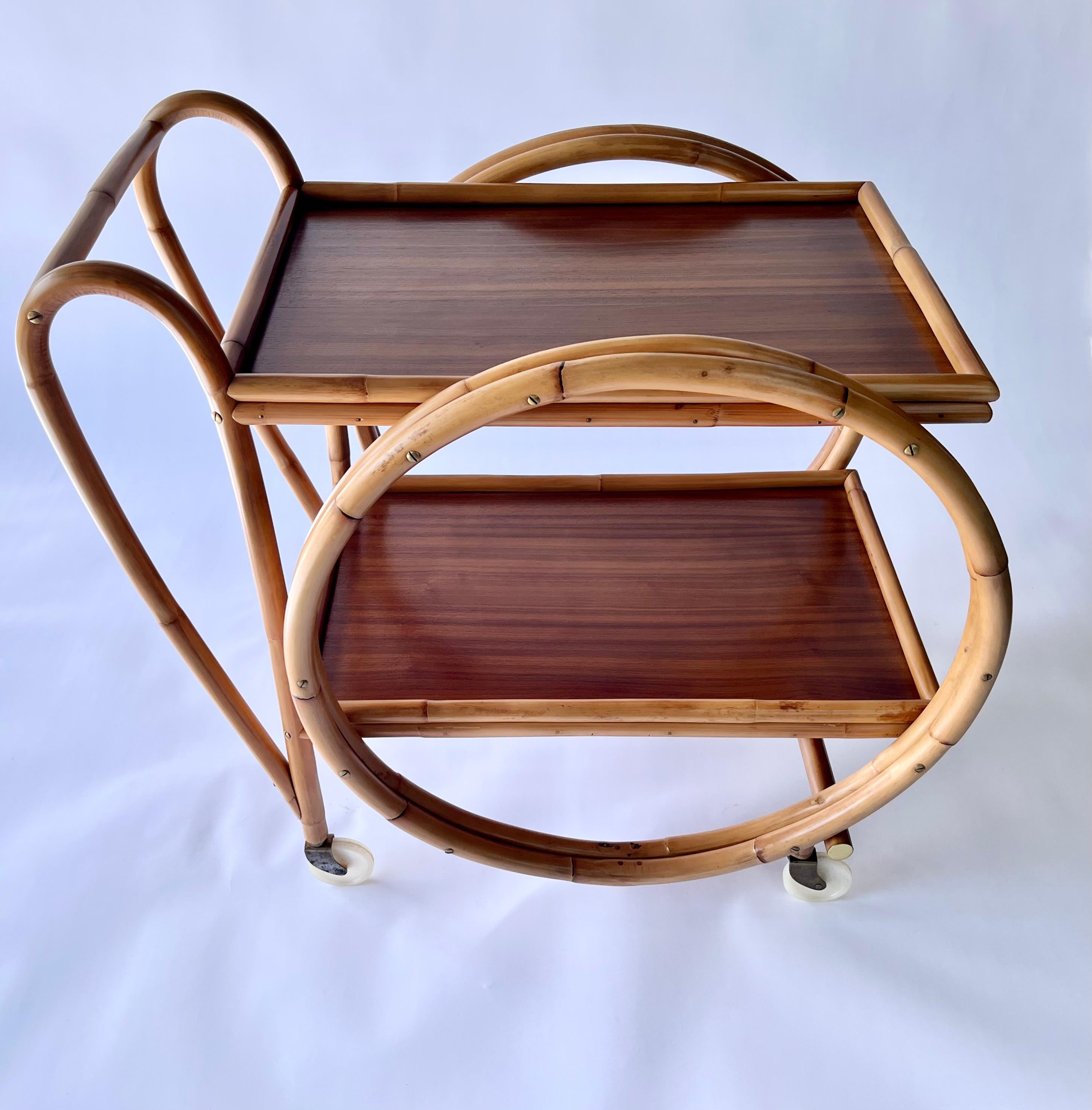 Mid-Century moderno Carrello da tè o carrello da bar in bambù di metà secolo, tavolo, ottone, noce in vendita