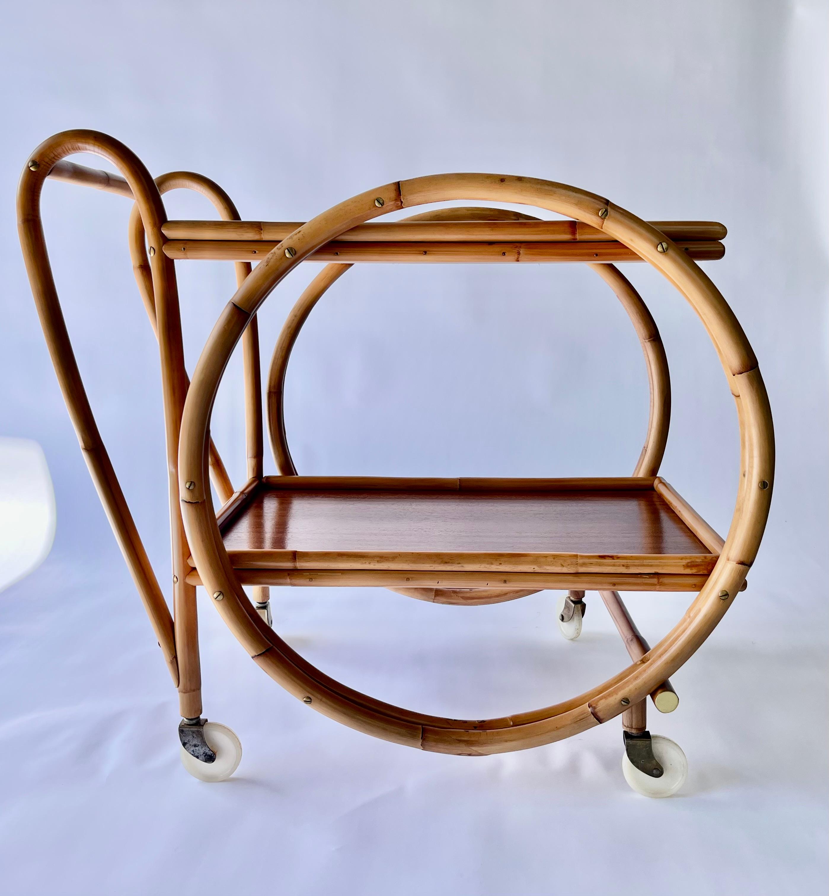 Bambù Carrello da tè o carrello da bar in bambù di metà secolo, tavolo, ottone, noce in vendita
