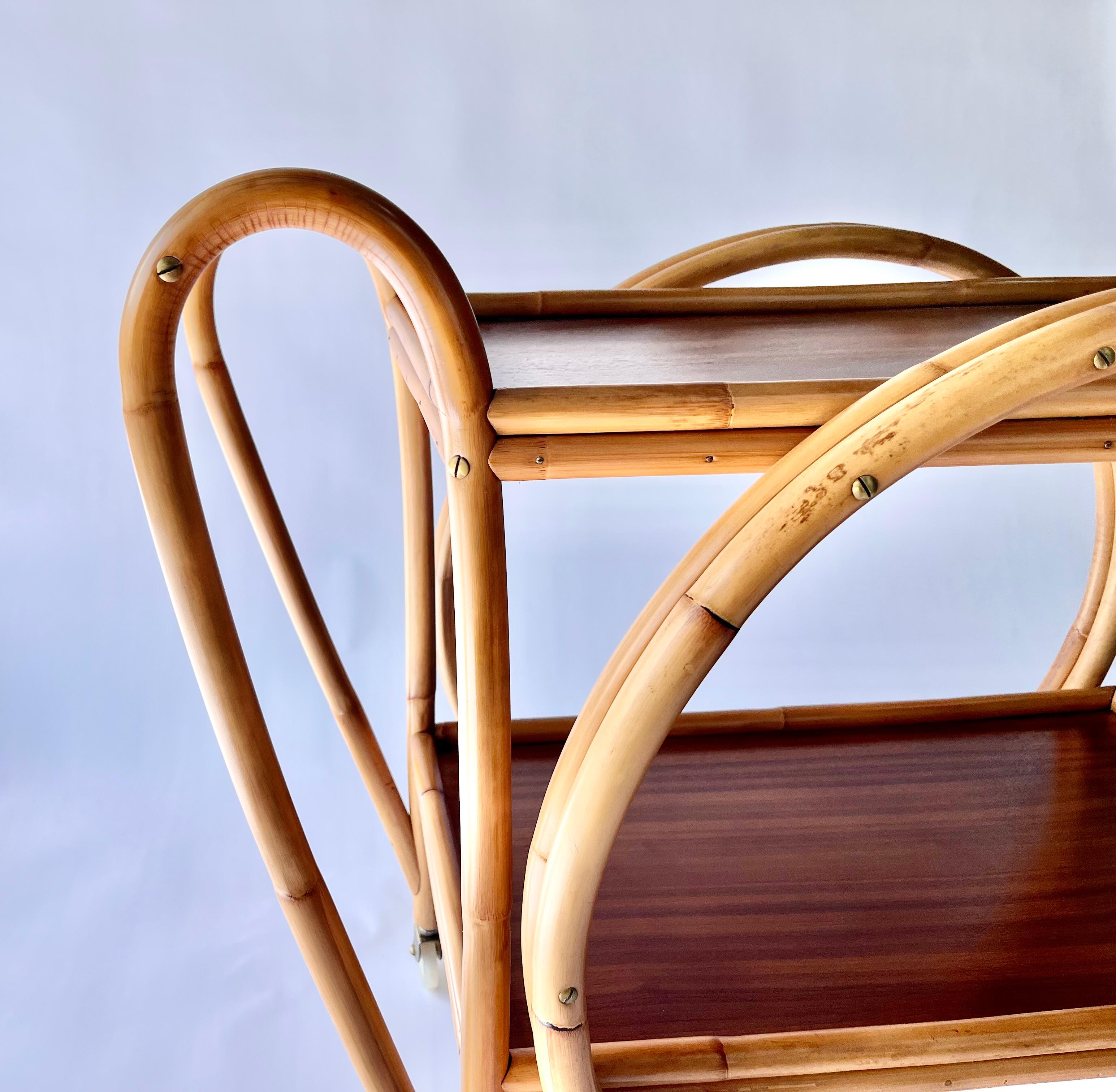 Carrello da tè o carrello da bar in bambù di metà secolo, tavolo, ottone, noce in vendita 1