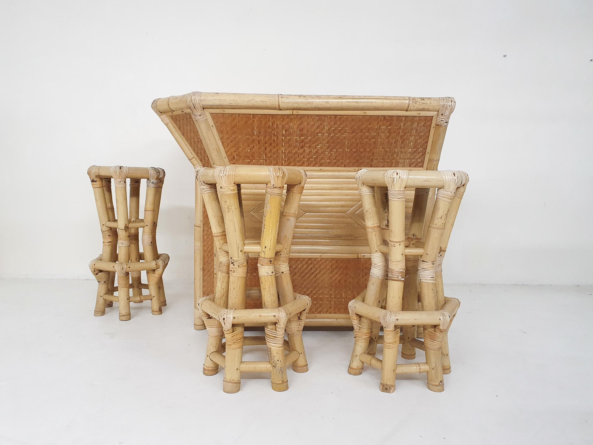 Bamboo and rattan bar with 3 bar stools.
The set has been used outside, so has gained some mold stains.

Dimensions bar:
130 x 110 x 112 cm (LxWxH)

Dimensions bar stools:
43 x 43 x 80 cm (LxWxH)
