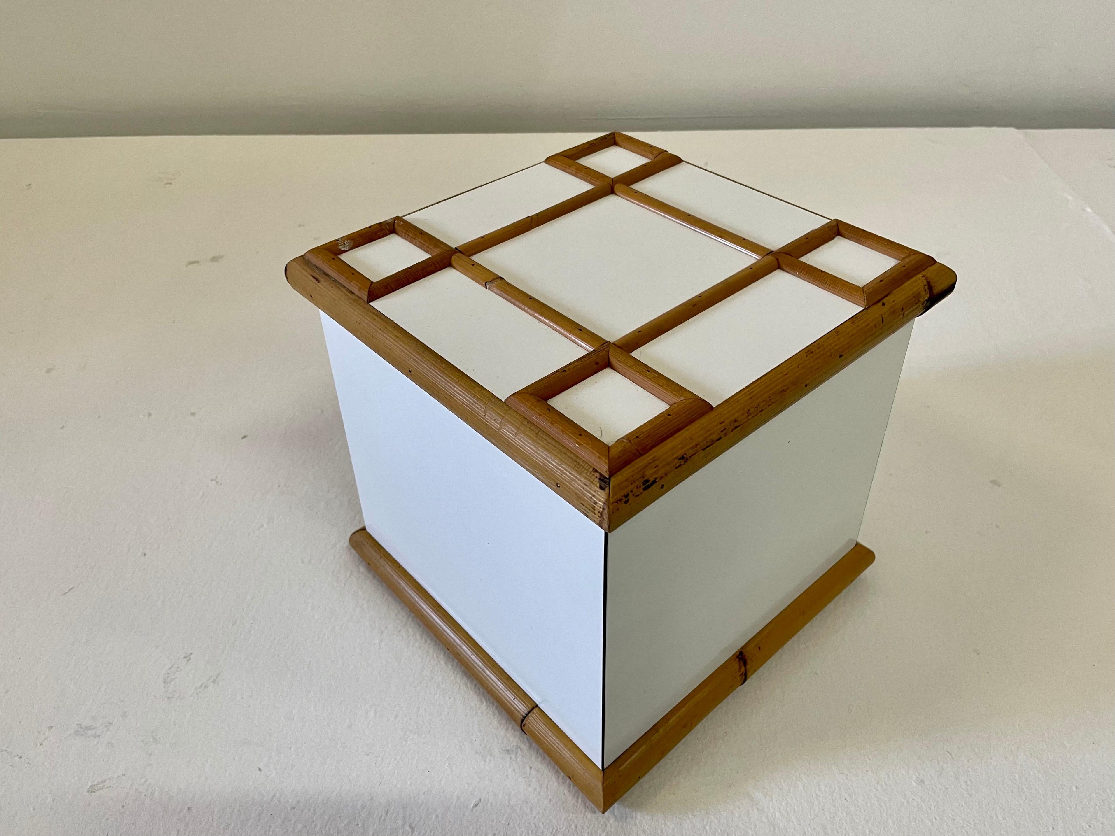 Un fantastico secchiello per il ghiaccio vintage in bambù e laminato bianco, risalente agli anni '60 circa. Il pezzo è quadrato con un disegno a reticolo di bambù sulla parte superiore/coperchio e una base bordata di bambù.