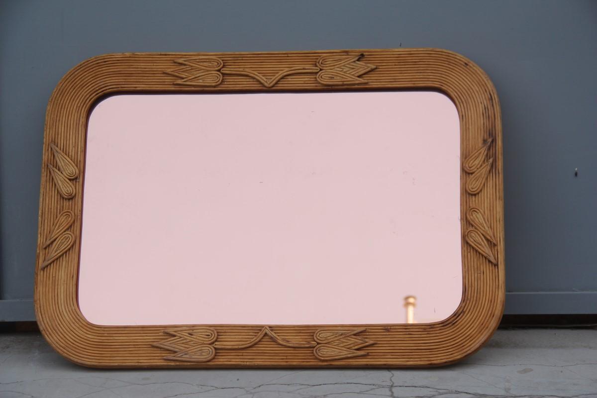 Midcentury bamboo wall mirror Vivai del Sud pink flower leaves rectangular.
The mirror is very rare because it cannot be found, and the frame is completely handmade by skilled artisans who no longer exist,
the mirror can be hung either vertically