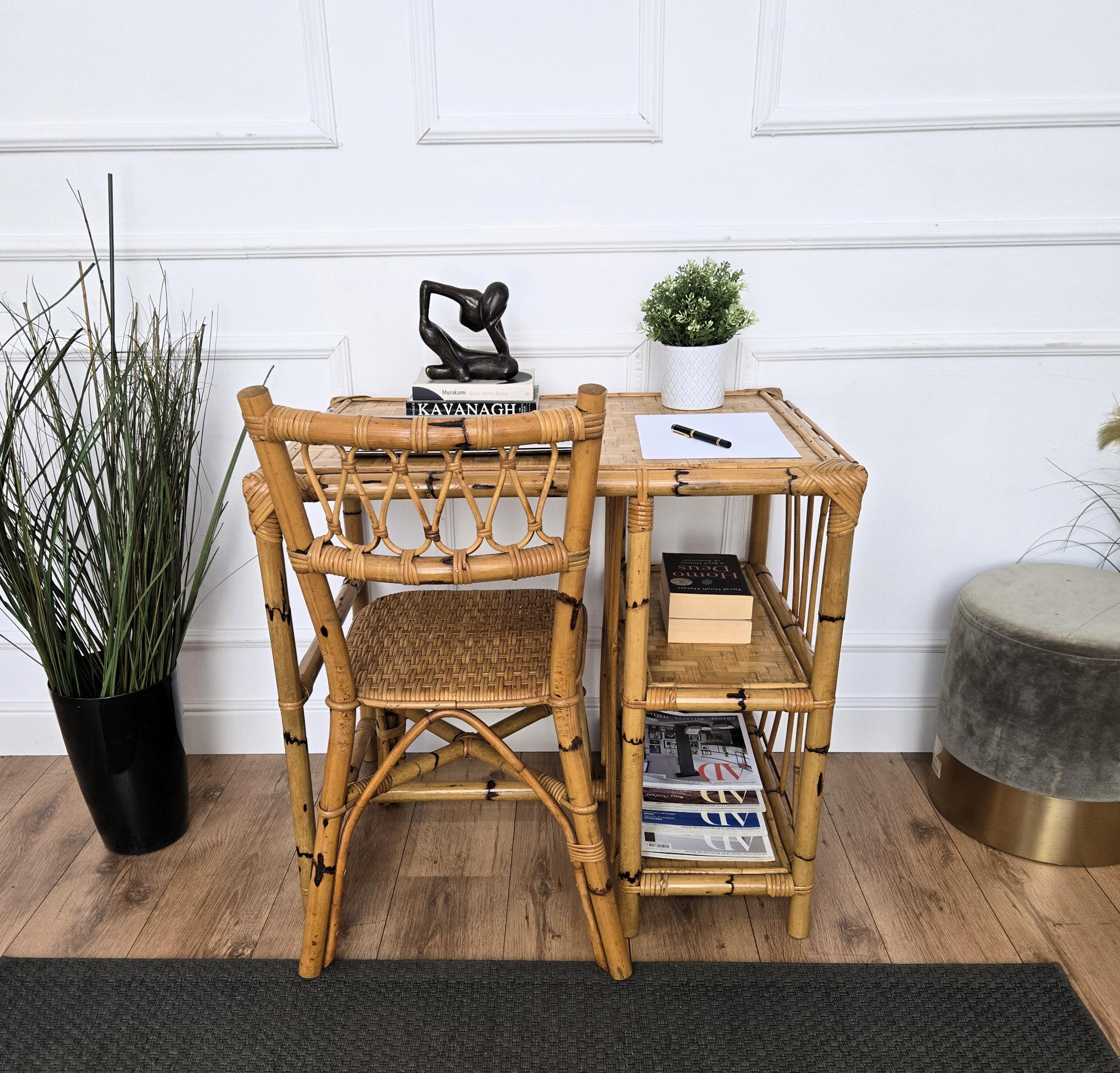 italien Table à écrire et chaise en bambou, bois et rotin du milieu du siècle, Italie, années 1970 en vente