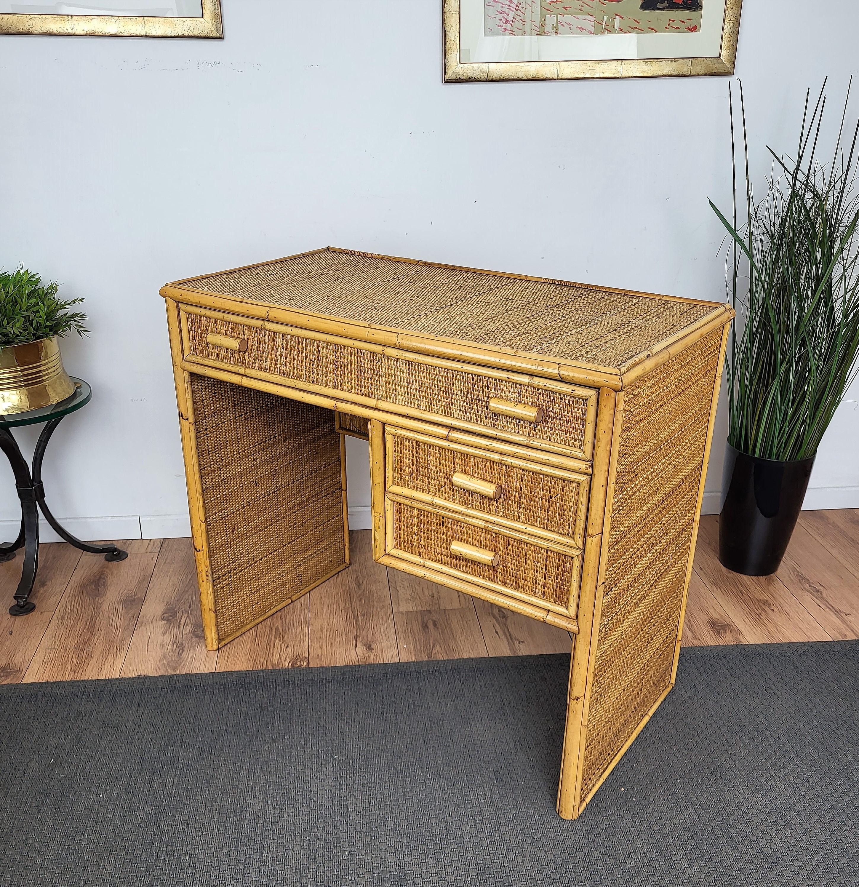 scrivania in rattan